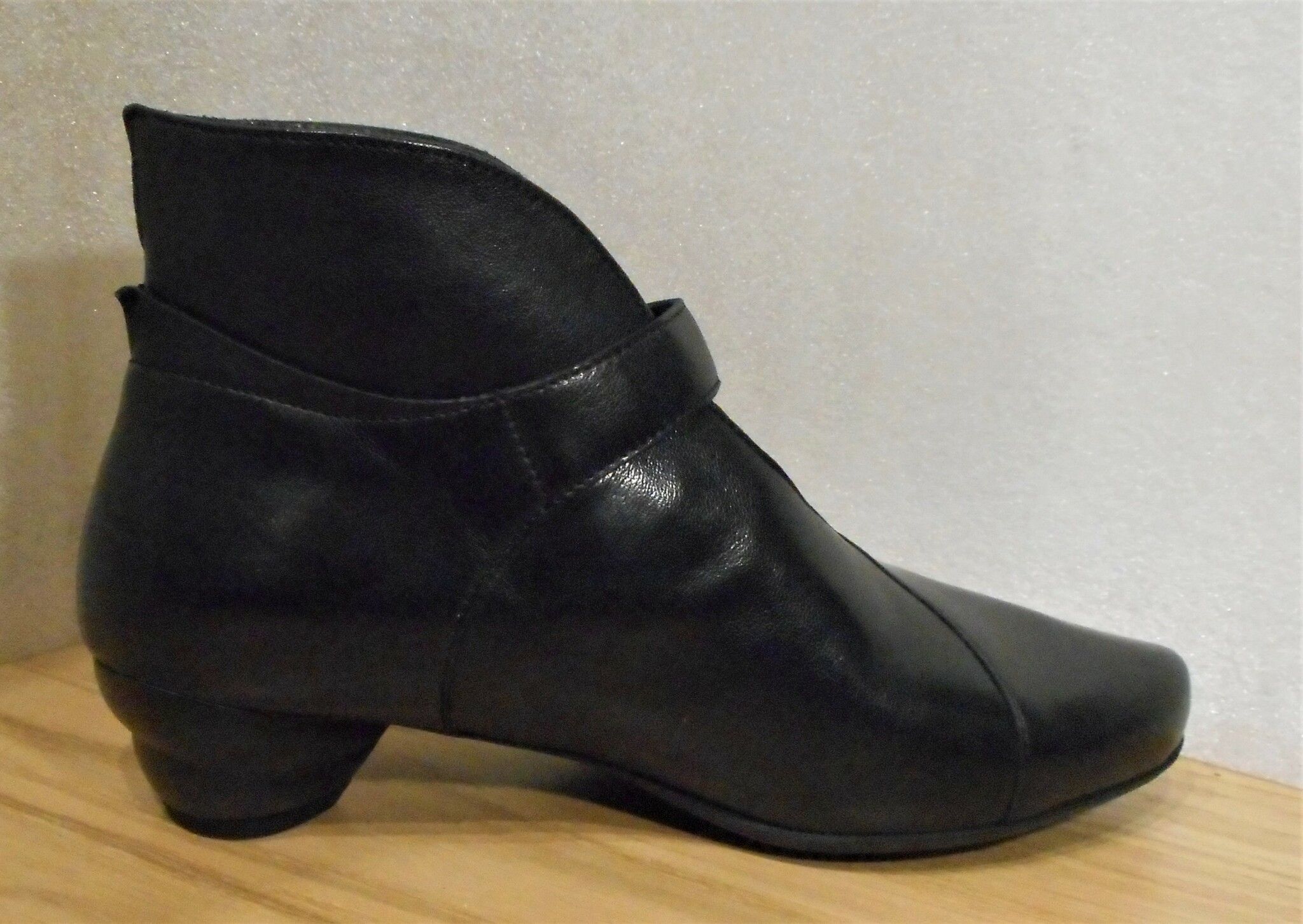 Svart urringad bootsmodell med "snurrig" klack - Think!
