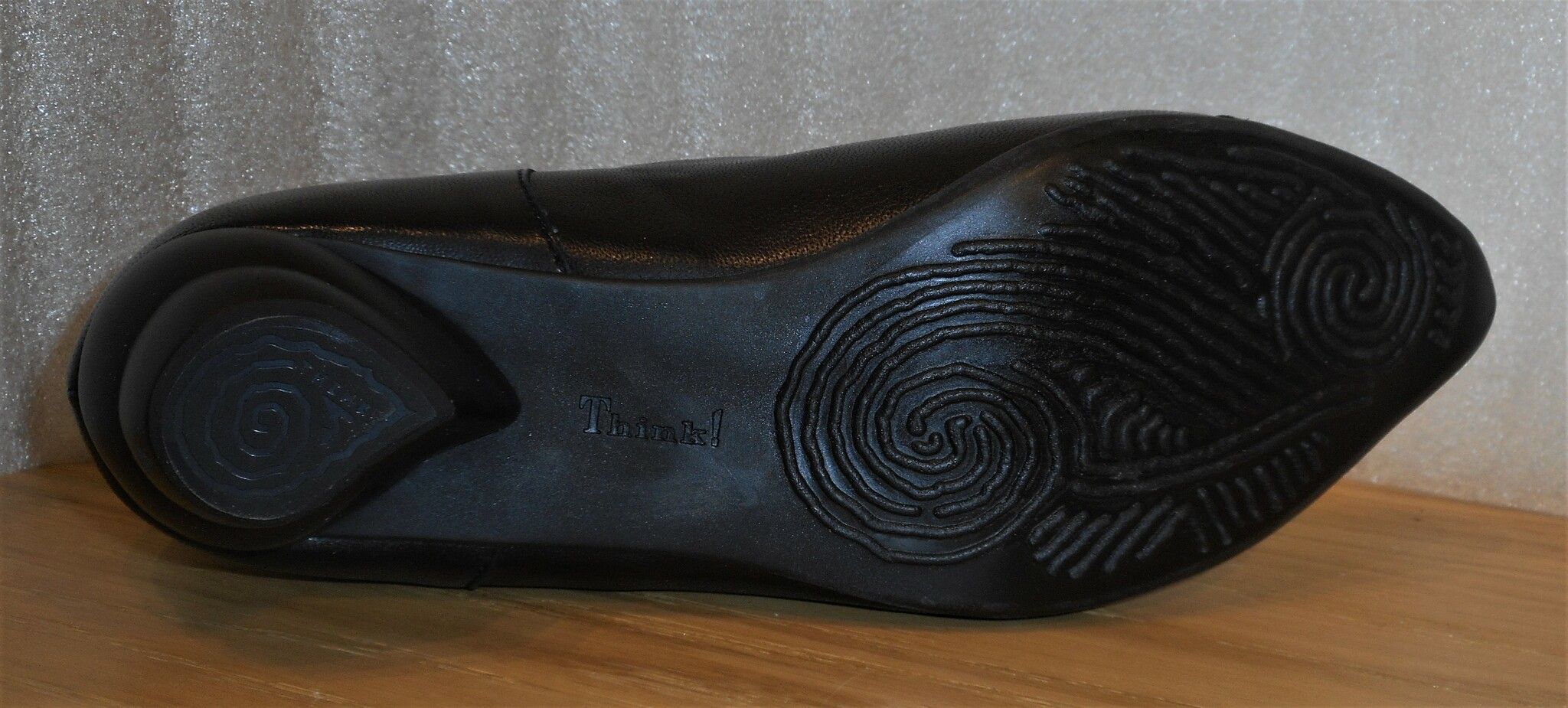 Svart urringad bootsmodell med "snurrig" klack - Think!