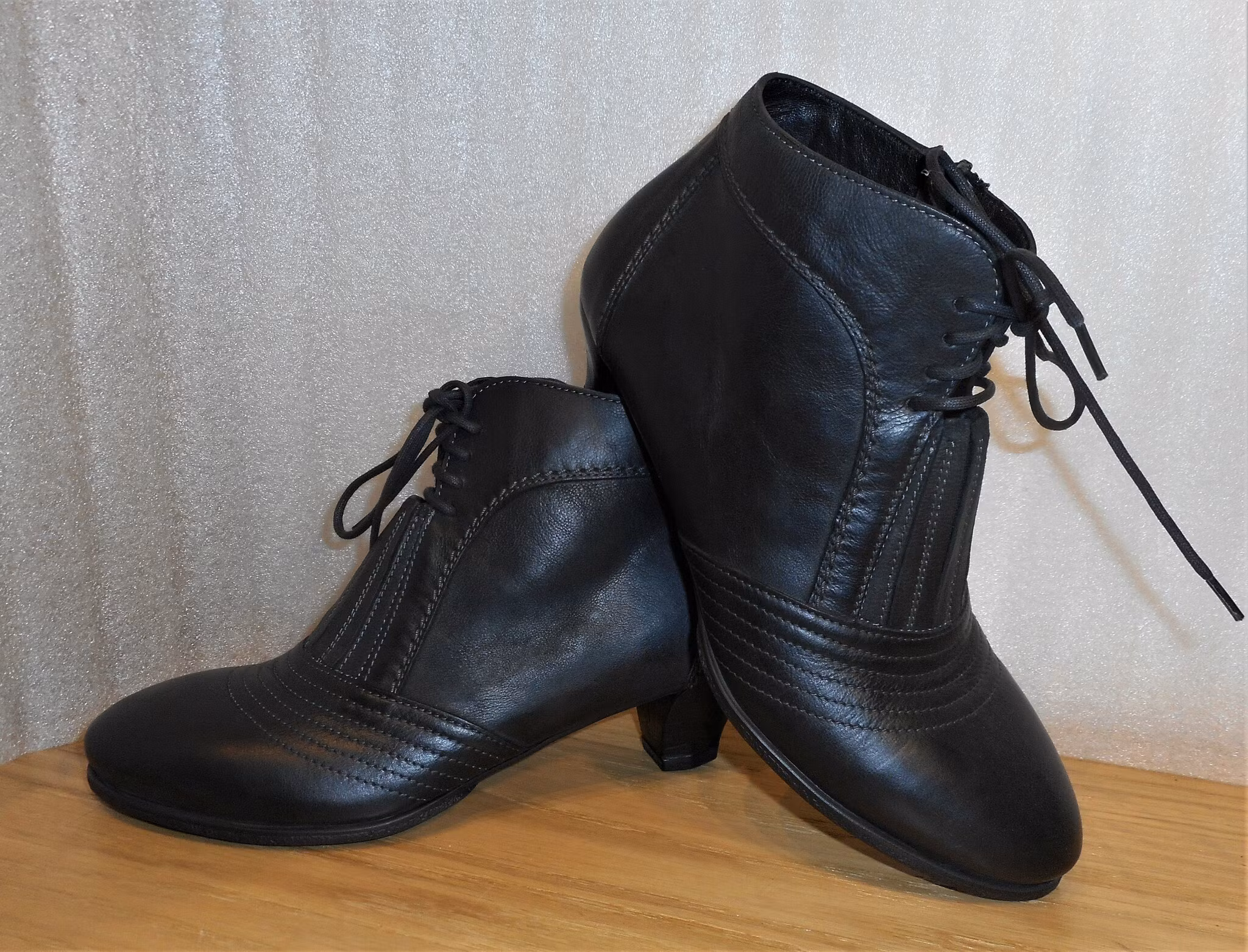 Svart kort boots med resår/snöre/blixtlås - Think!
