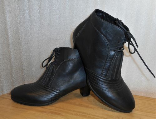 Svart kort boots med resår/snöre/blixtlås - Think!