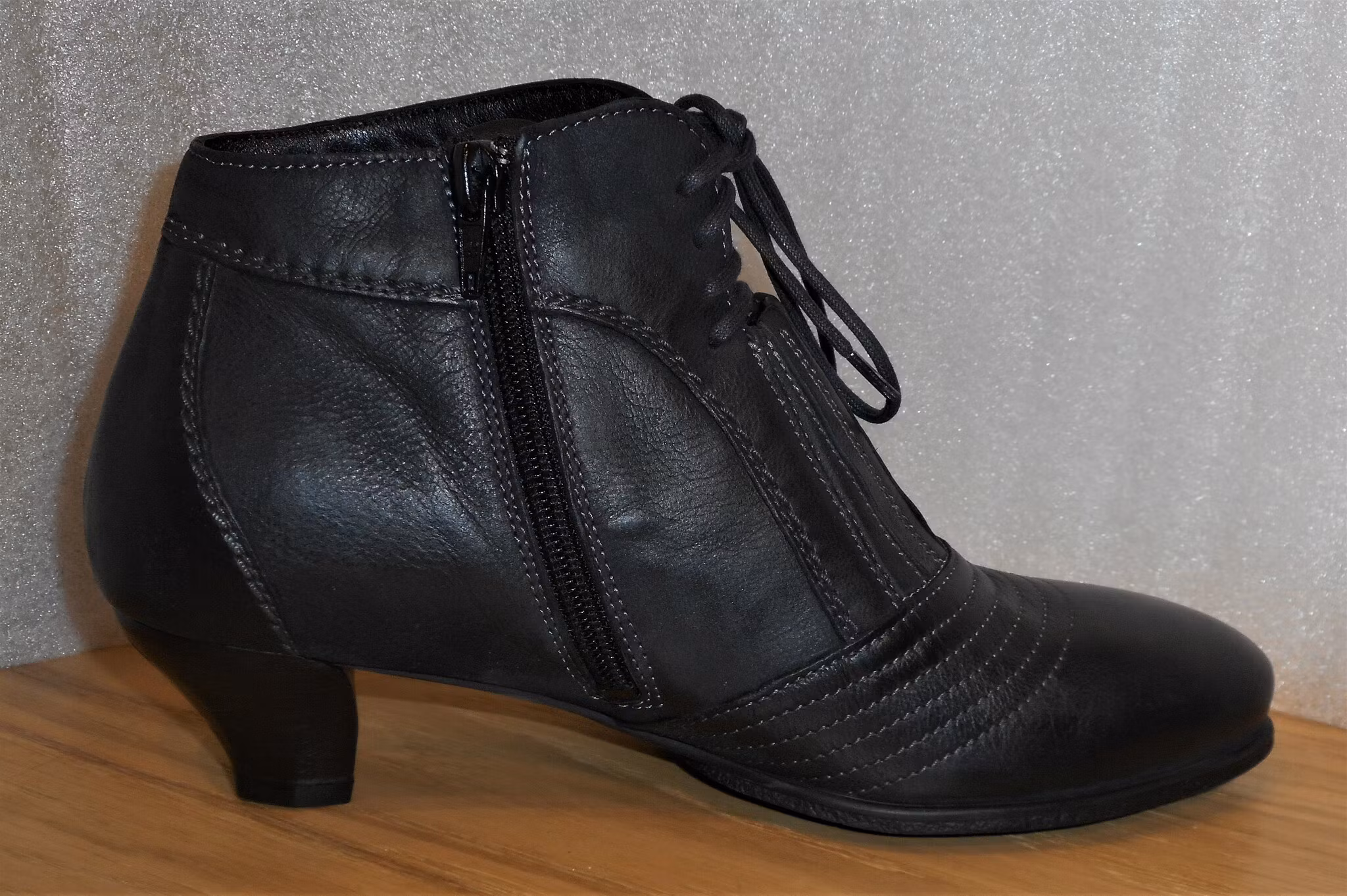 Svart kort boots med resår/snöre/blixtlås - Think!