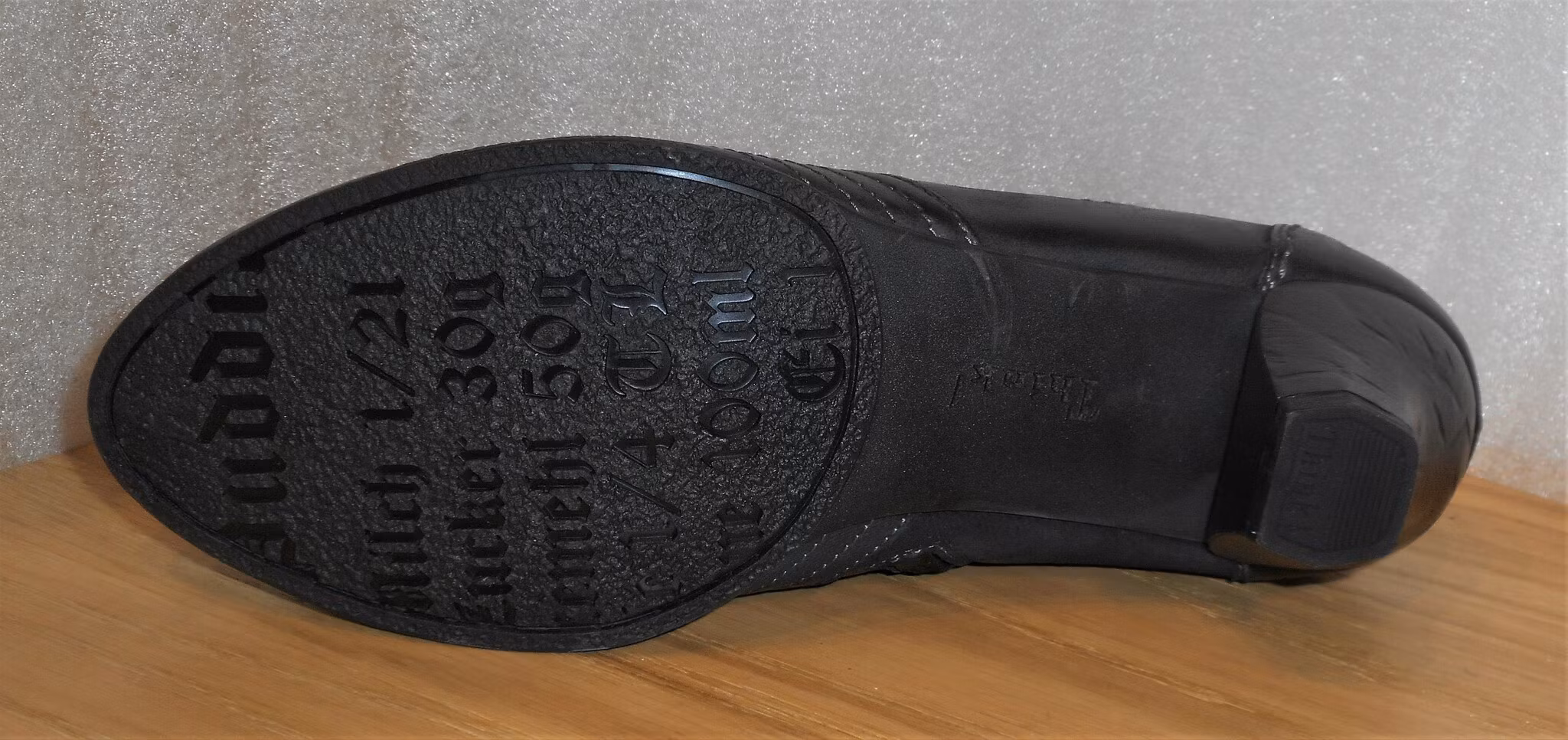 Svart kort boots med resår/snöre/blixtlås - Think!