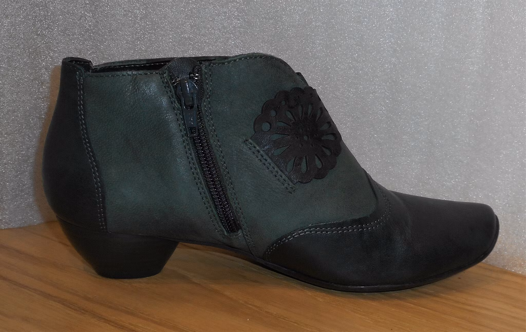 Mörkgrön boots från fabrikat Think!