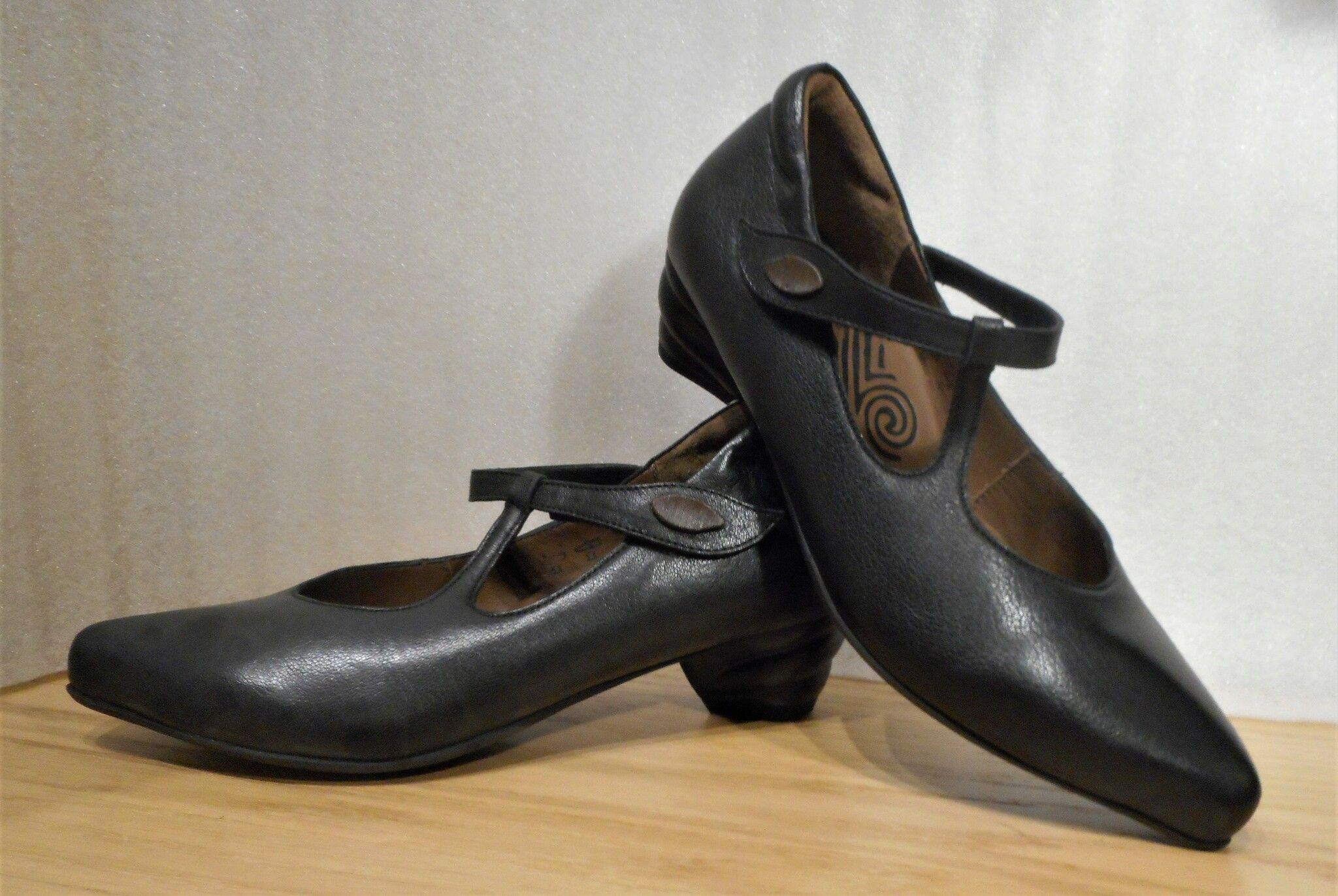 Svart pumps med vristrem och "snurrig" klack - Think!