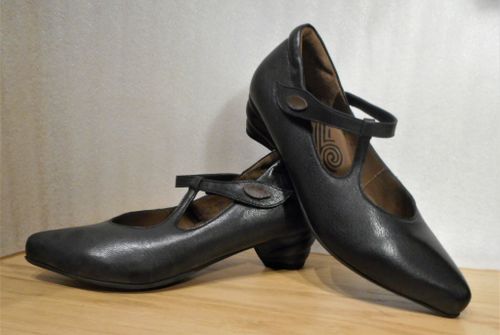 Svart pumps med vristrem och "snurrig" klack - Think!