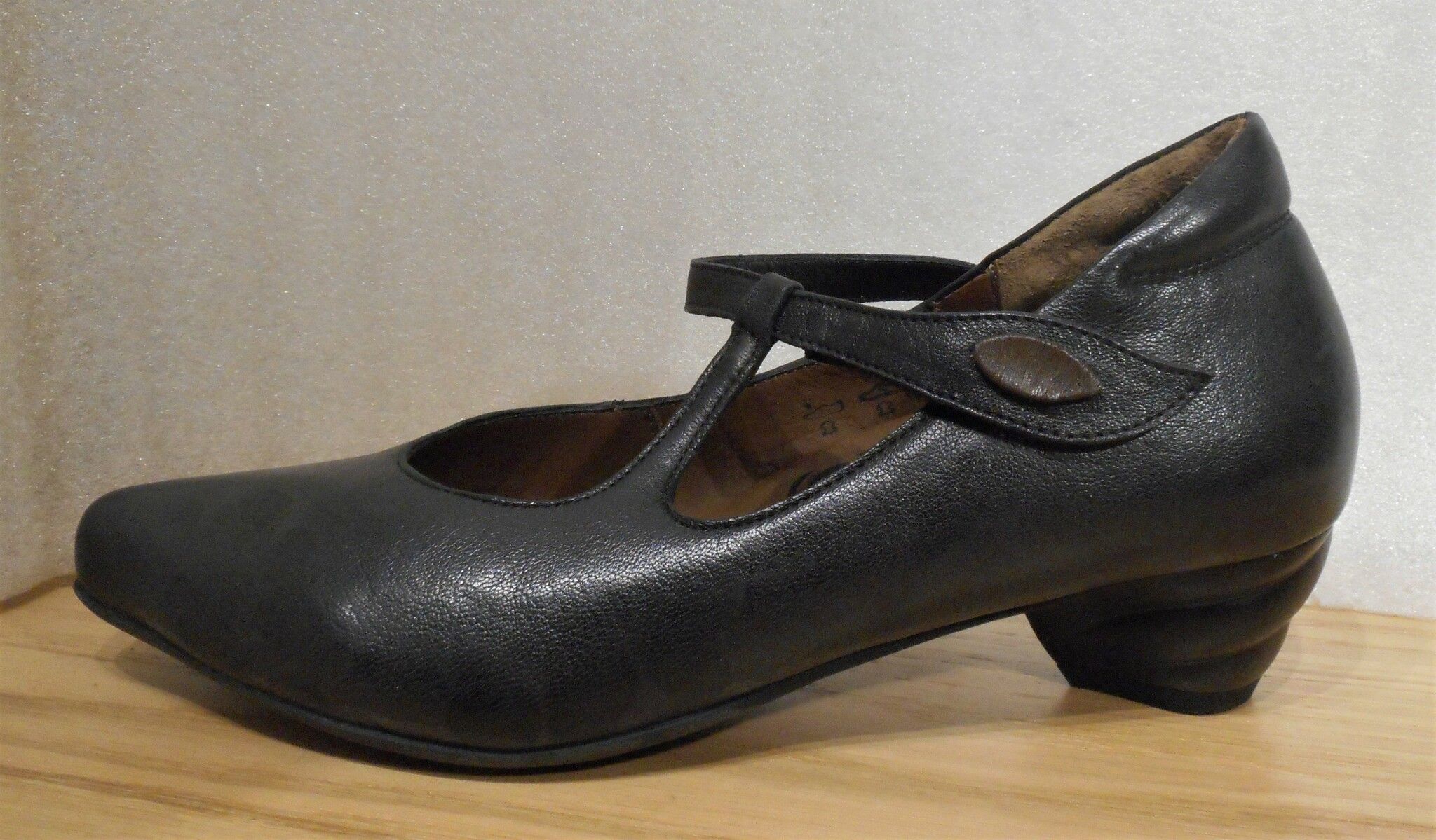 Svart pumps med vristrem och "snurrig" klack - Think!
