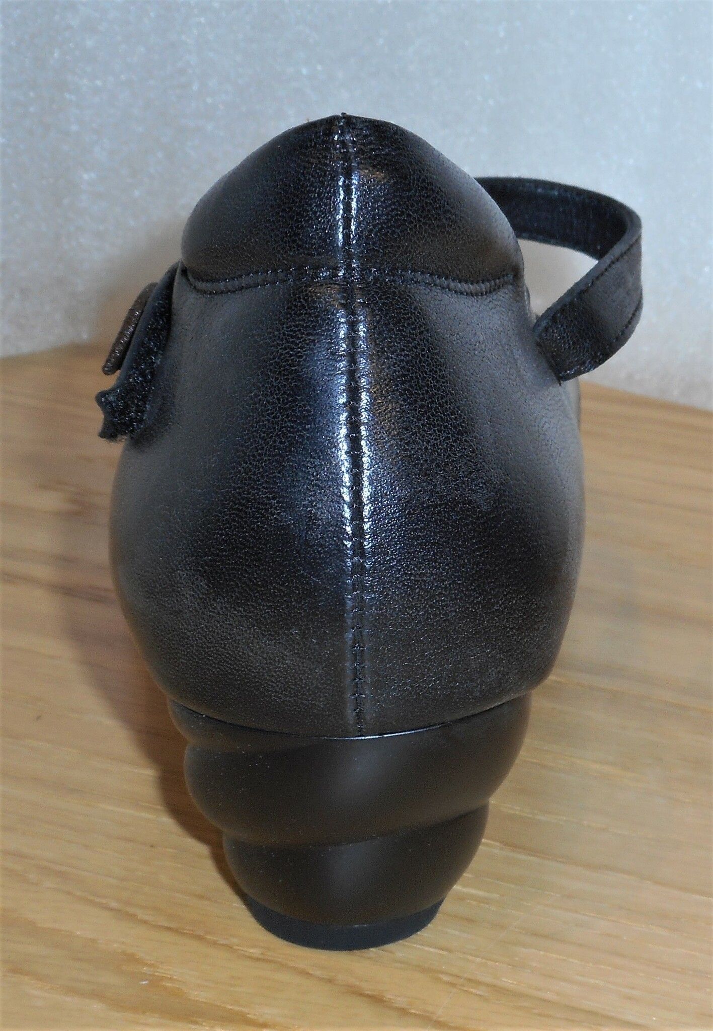 Svart pumps med vristrem och "snurrig" klack - Think!