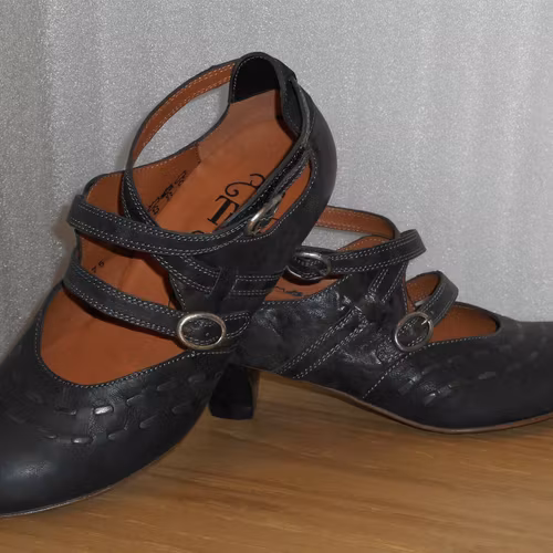 Svart pumps med remmar - från fabrikat Think!