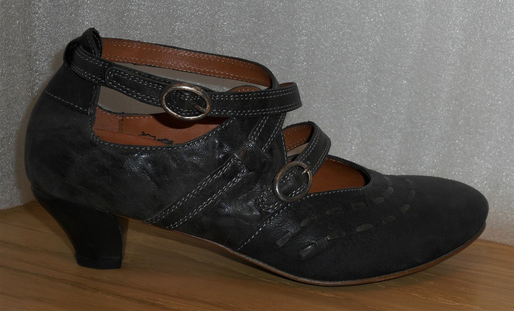 Svart pumps med remmar - från fabrikat Think!