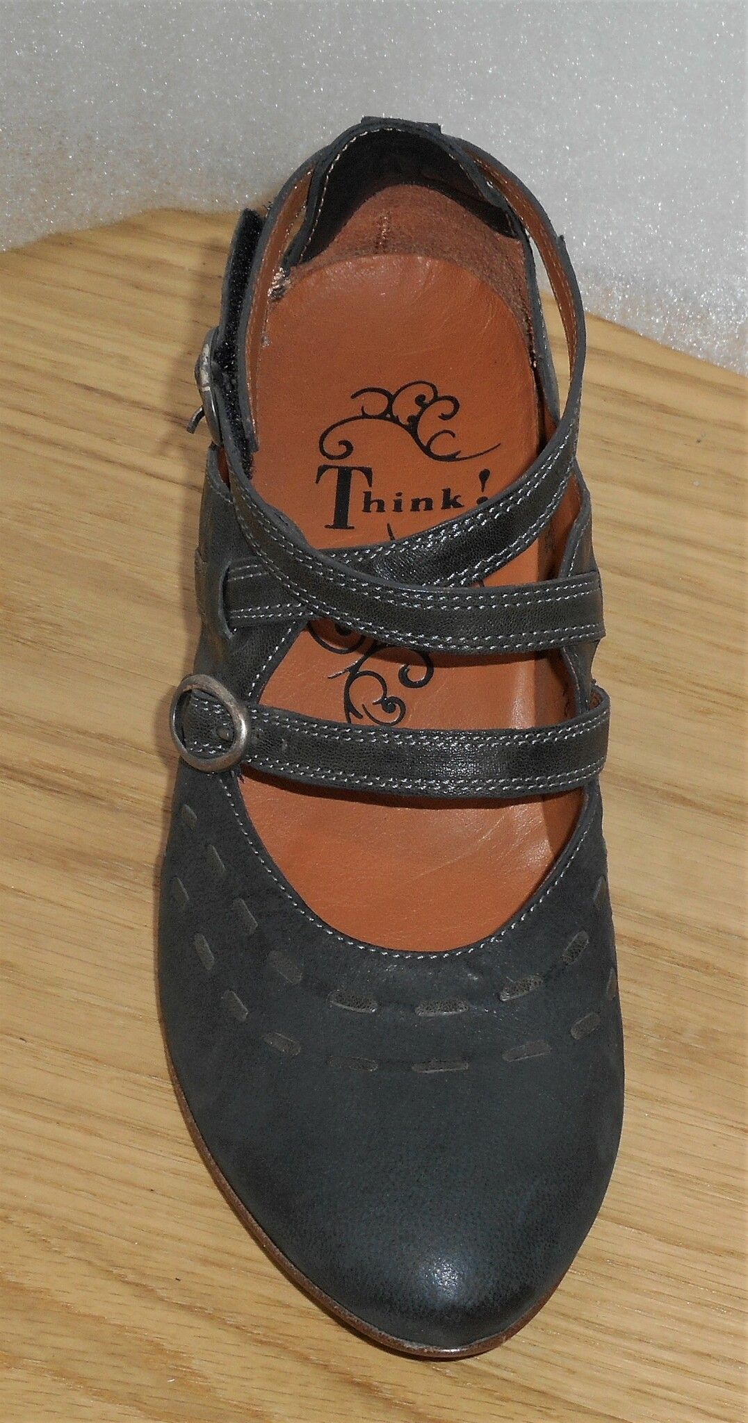 Svart pumps med remmar - från fabrikat Think!