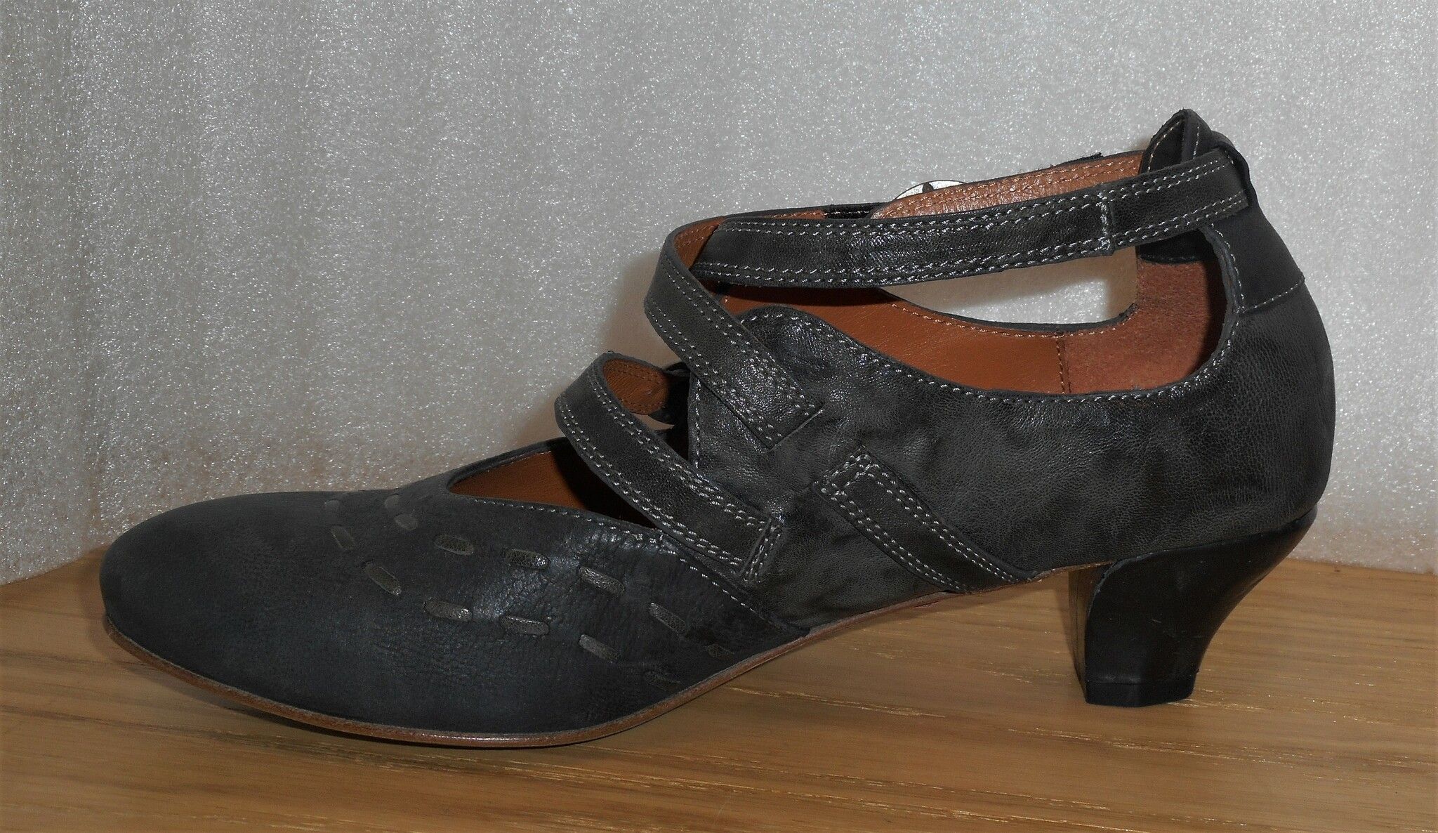 Svart pumps med remmar - från fabrikat Think!
