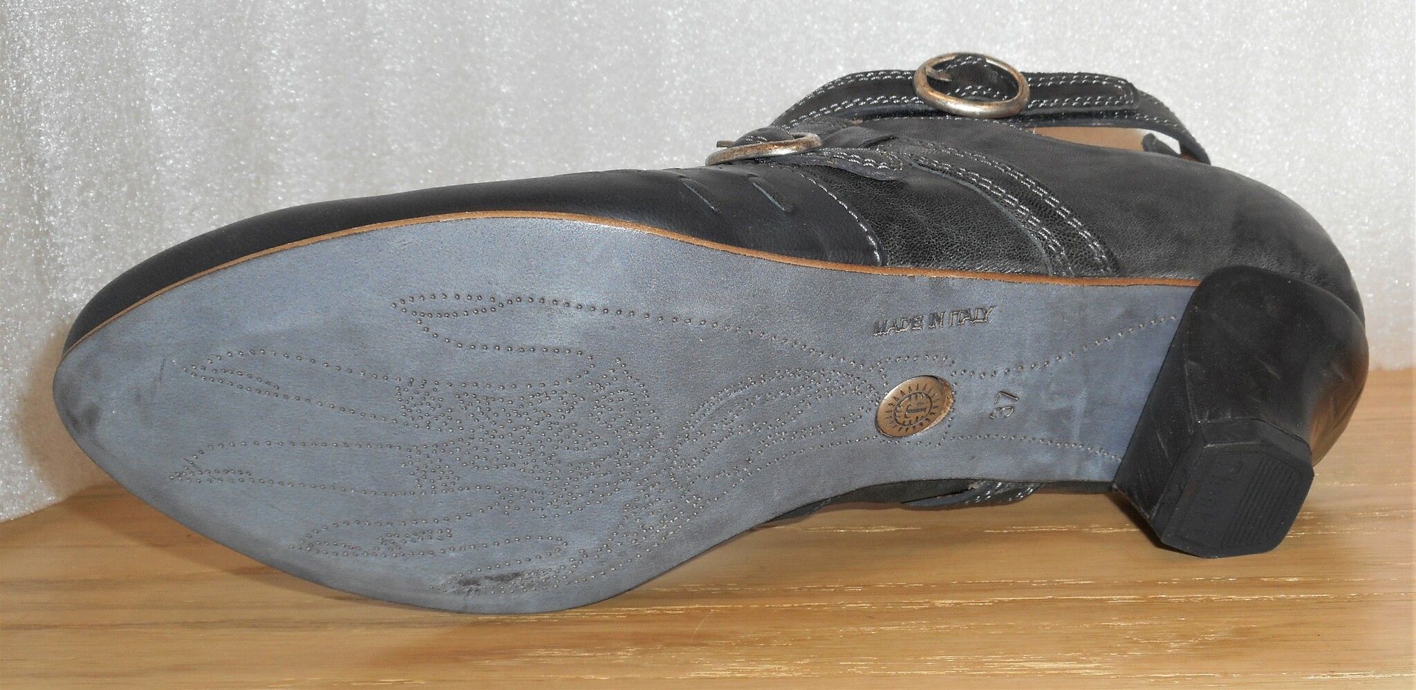 Svart pumps med remmar - från fabrikat Think!