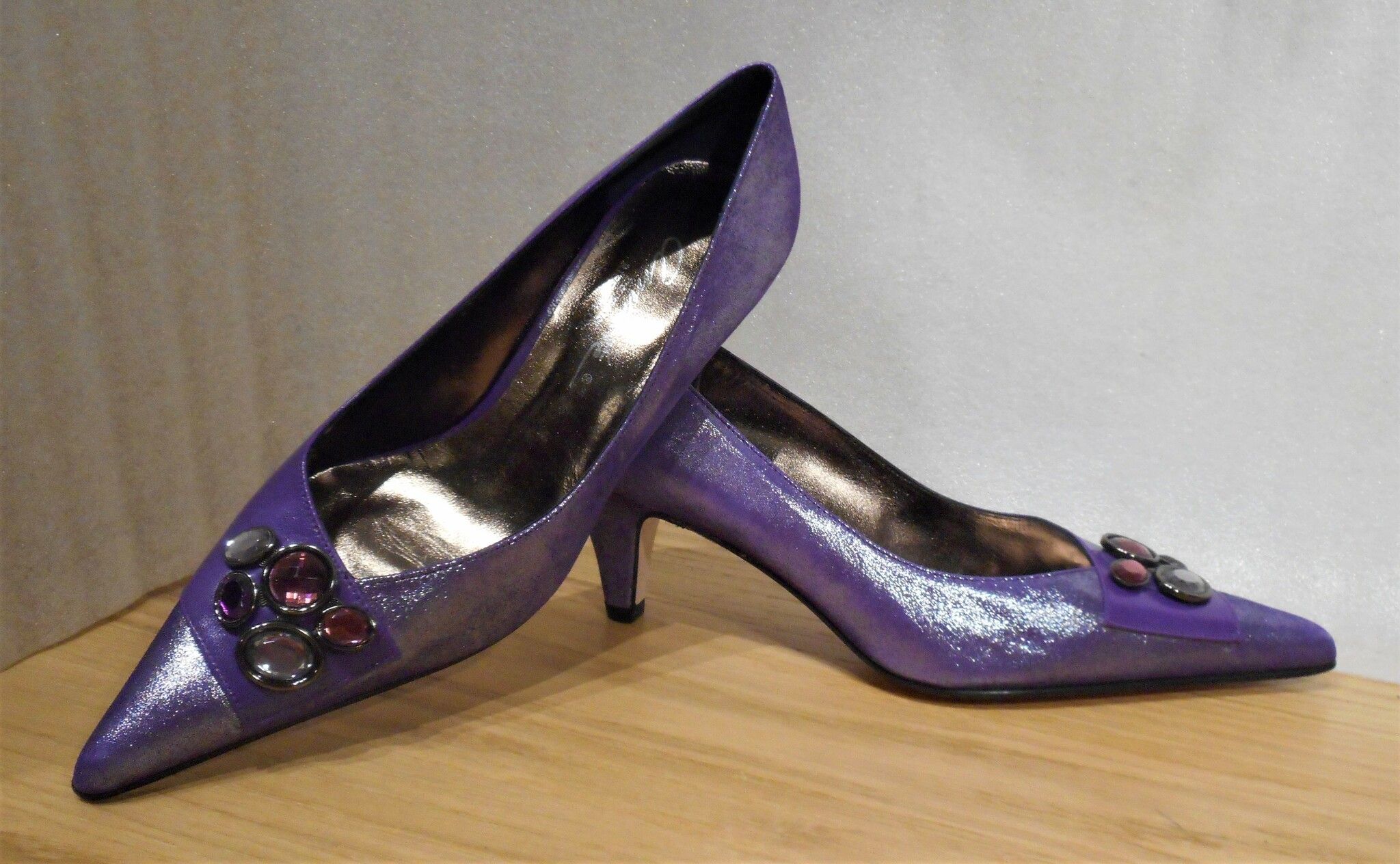 Lila pumps med dekorativa stenar - från Amante