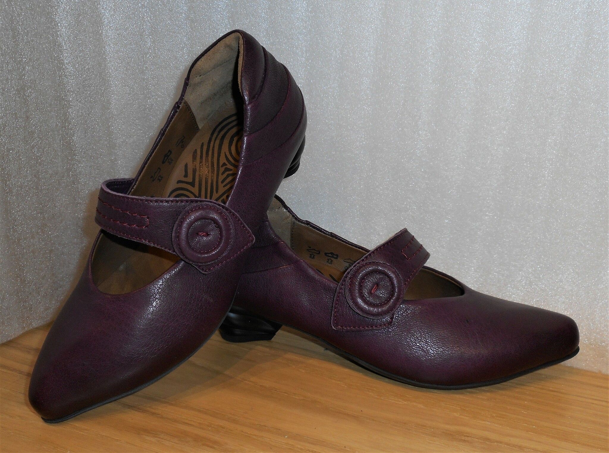 Lila pumps med "snurrig" klack och vristrem - Think!