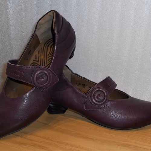 Lila pumps med "snurrig" klack och vristrem - Think!