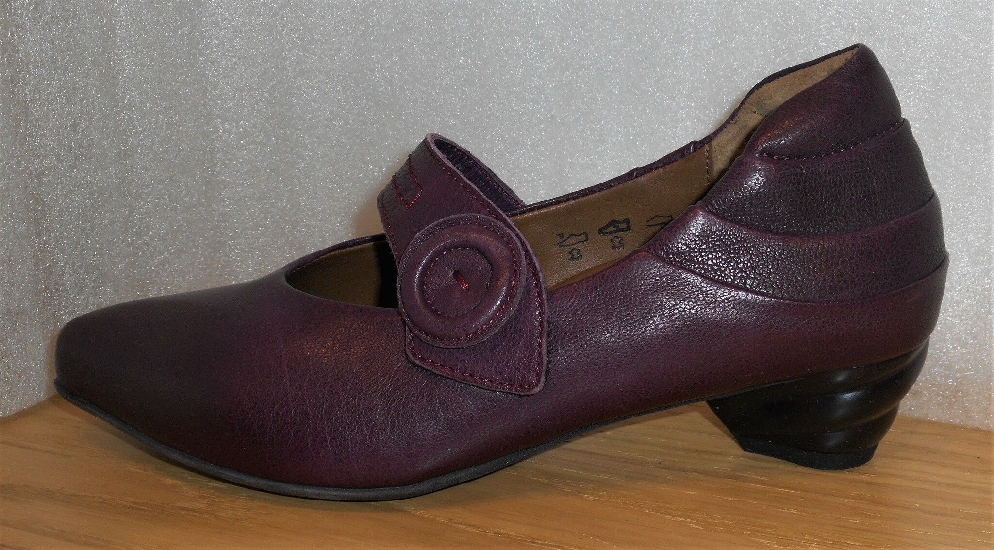 Lila pumps med "snurrig" klack och vristrem - Think!