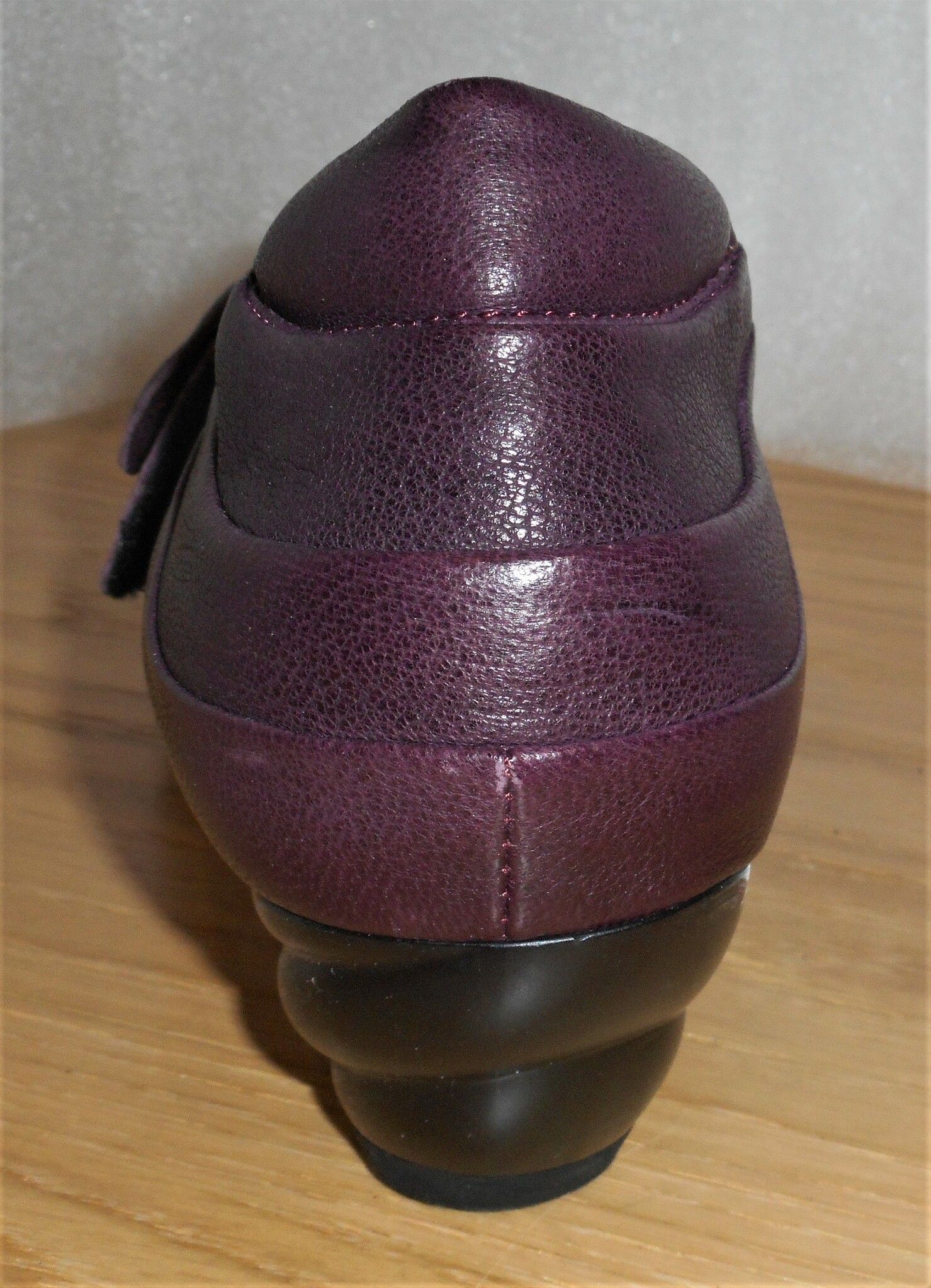 Lila pumps med "snurrig" klack och vristrem - Think!