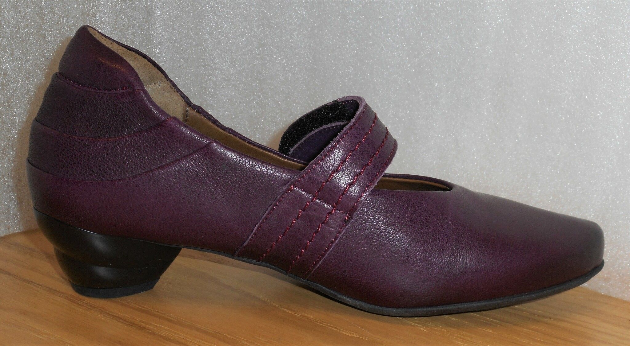 Lila pumps med "snurrig" klack och vristrem - Think!