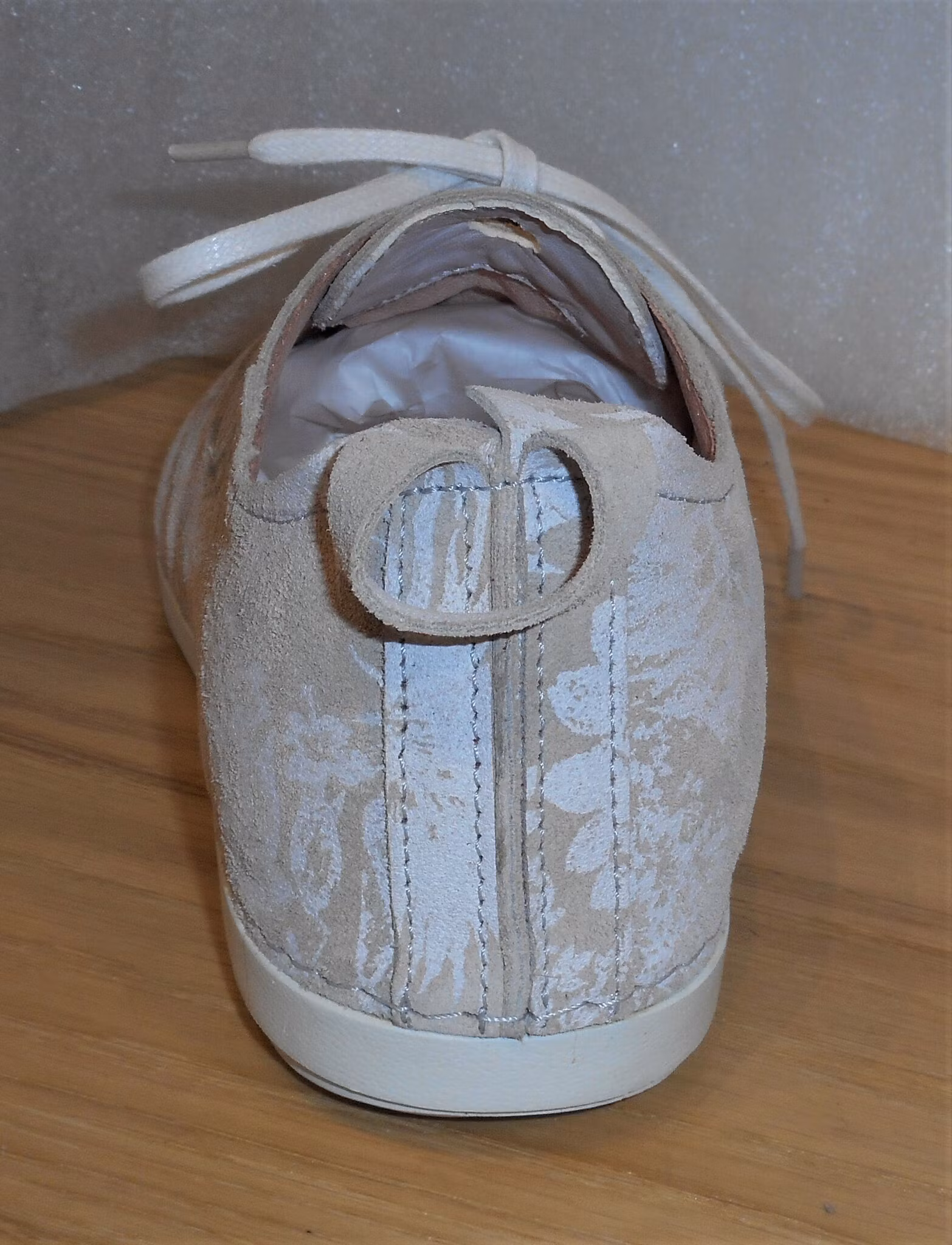 Blommönstrad snörsko i beige/vitt - fabrikat Think!