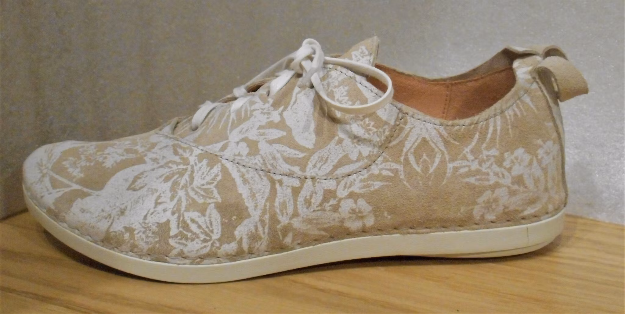 Blommönstrad snörsko i beige/vitt - fabrikat Think!