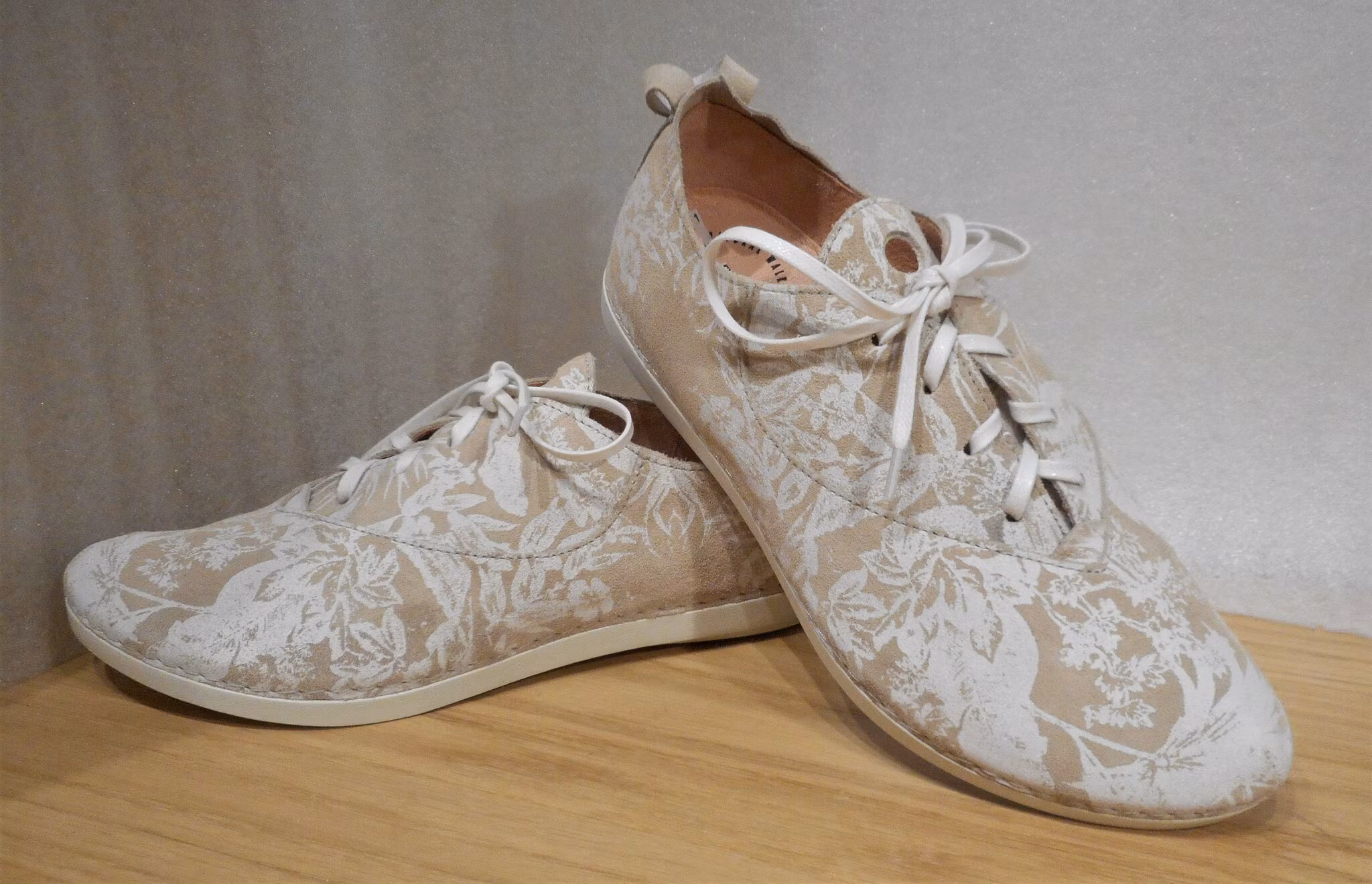 Blommönstrad snörsko i beige/vitt - fabrikat Think!