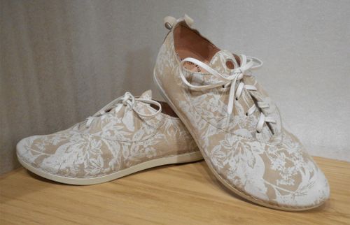 Blommönstrad snörsko i beige/vitt - fabrikat Think!