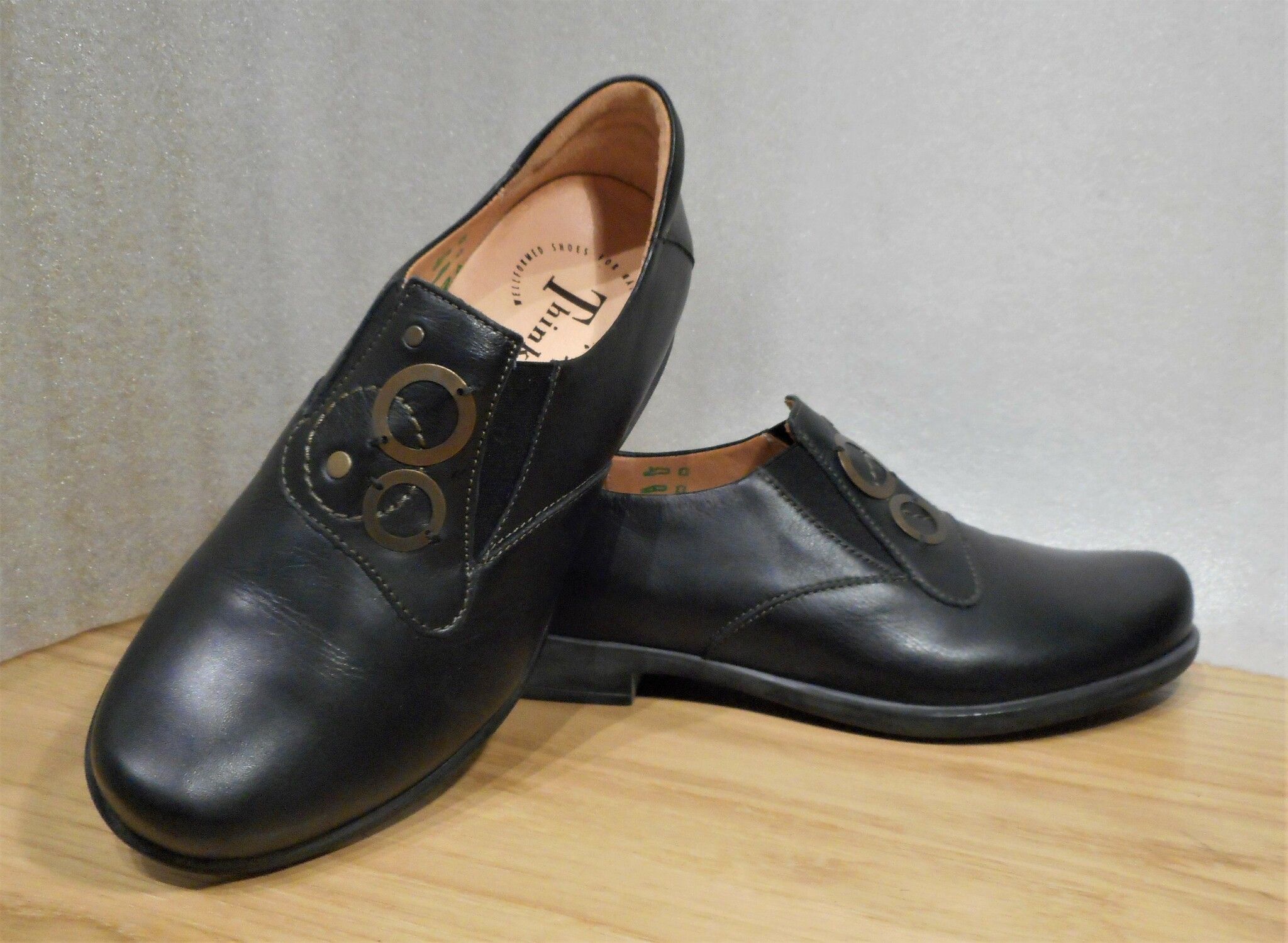 Svart promenadloafer med metalldekor - fabrikat Think!