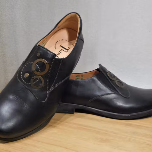 Svart promenadloafer med metalldekor - fabrikat Think!