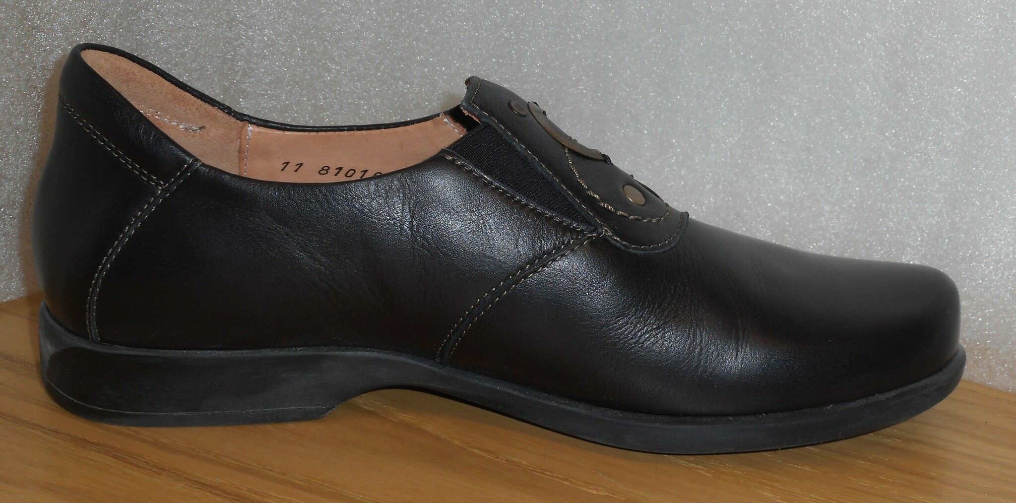 Svart promenadloafer med metalldekor - fabrikat Think!