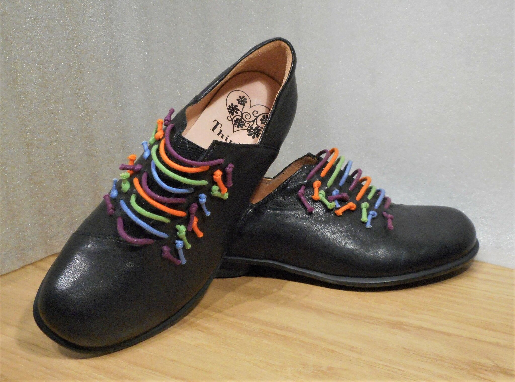 Svart loafer med  multifärgade gummiband - Think!