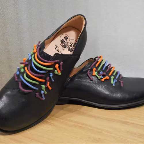 Svart loafer med  multifärgade gummiband - Think!