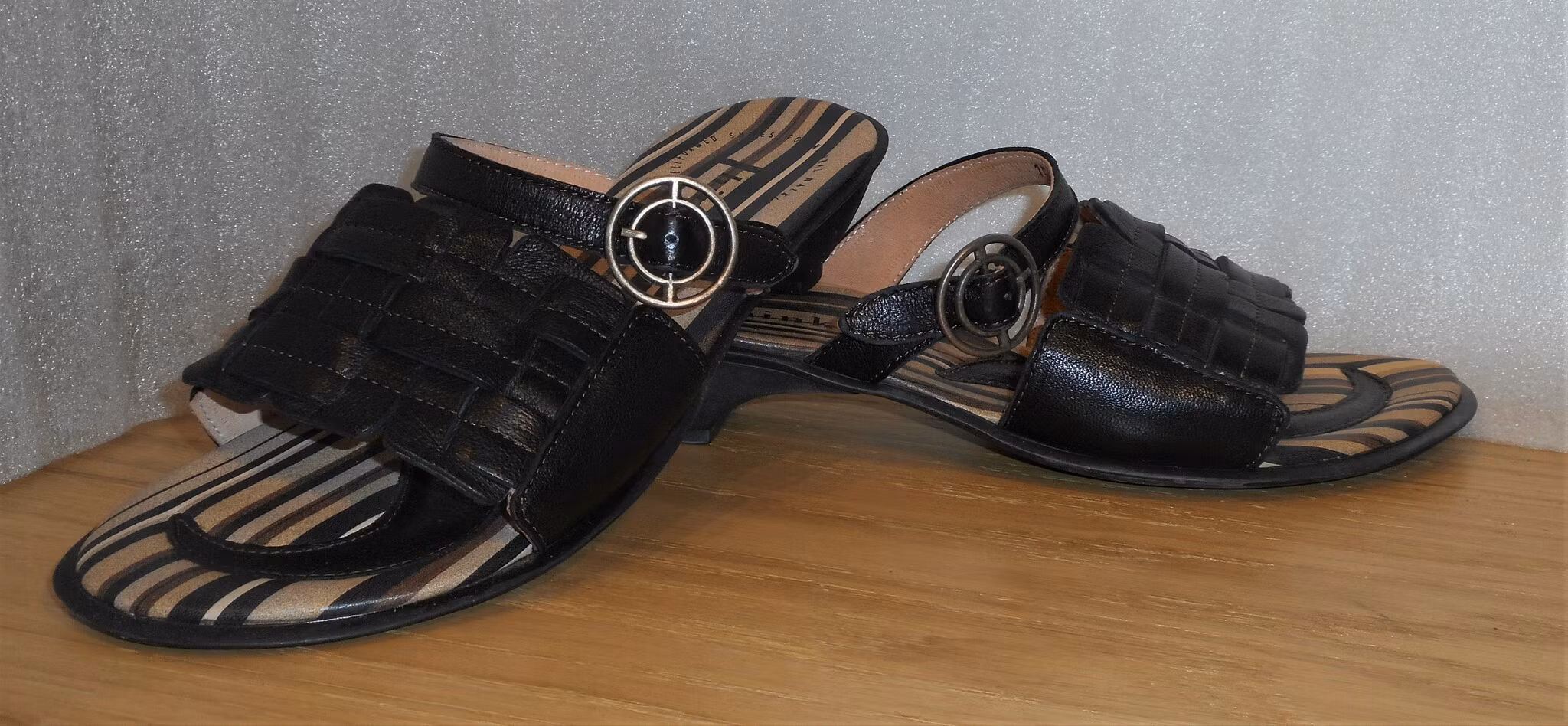 Svart slip-in-sandalett från Think!