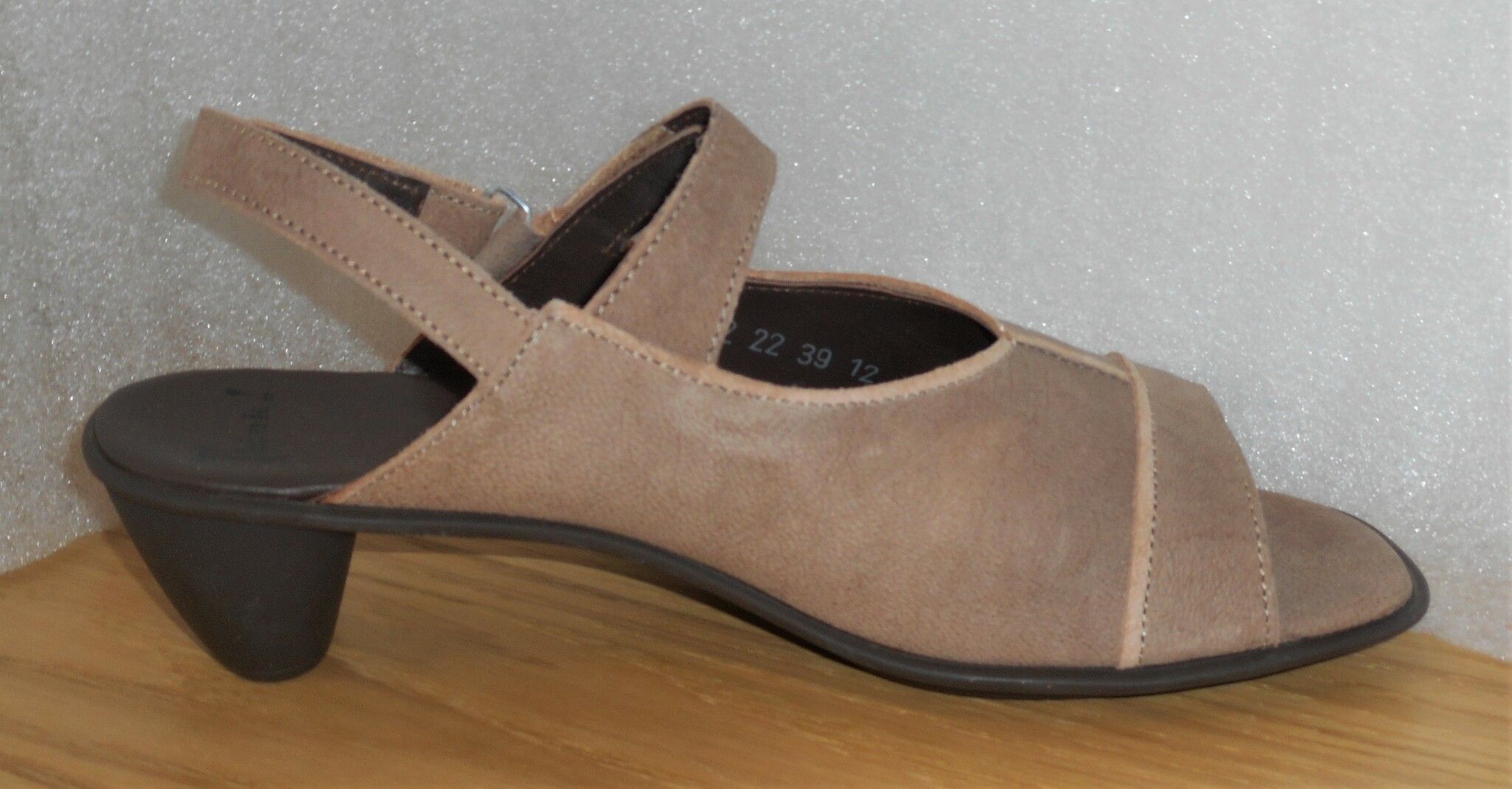 Beige sandalett från Österrikiska fabrikatet Think!