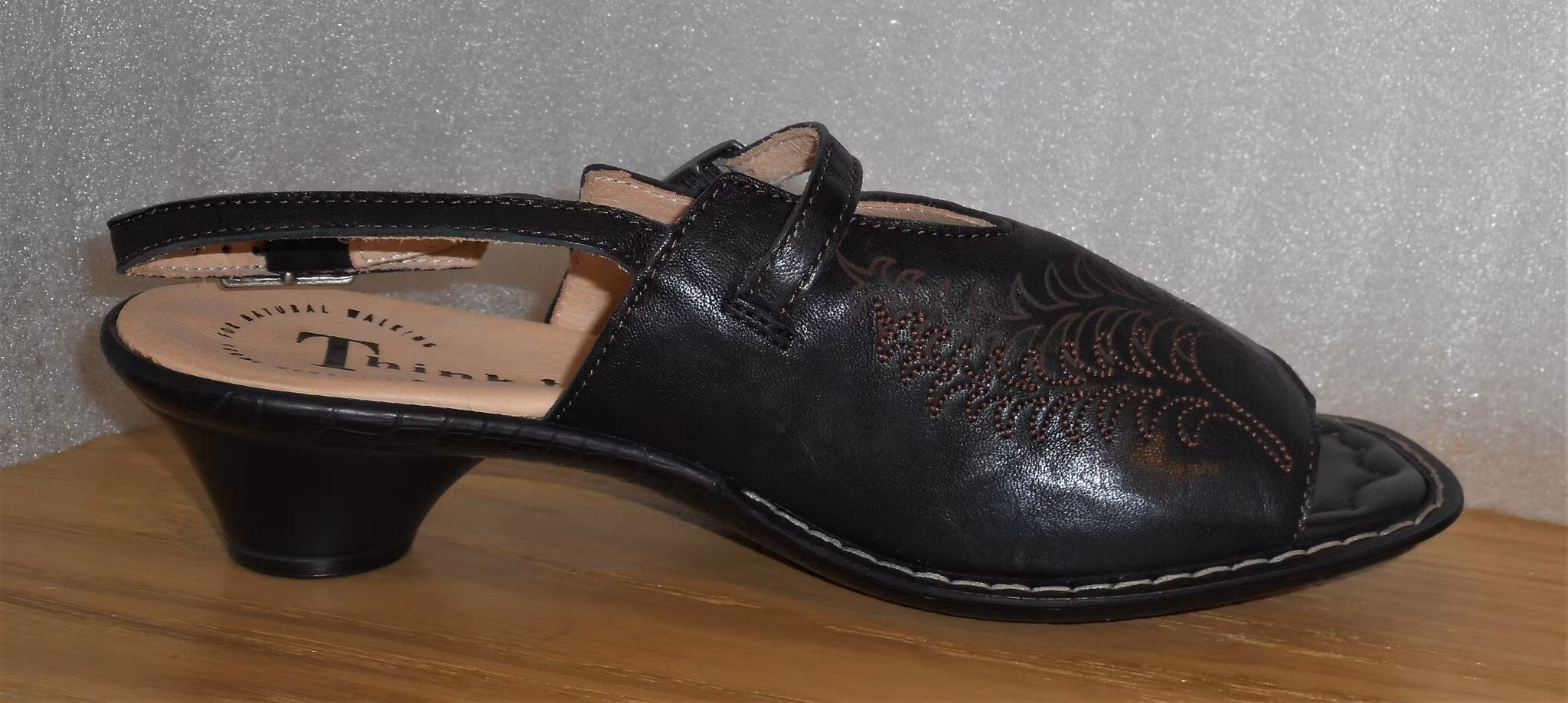 Svart sandalett med brunt, broderat mönster - fabrikat Think!