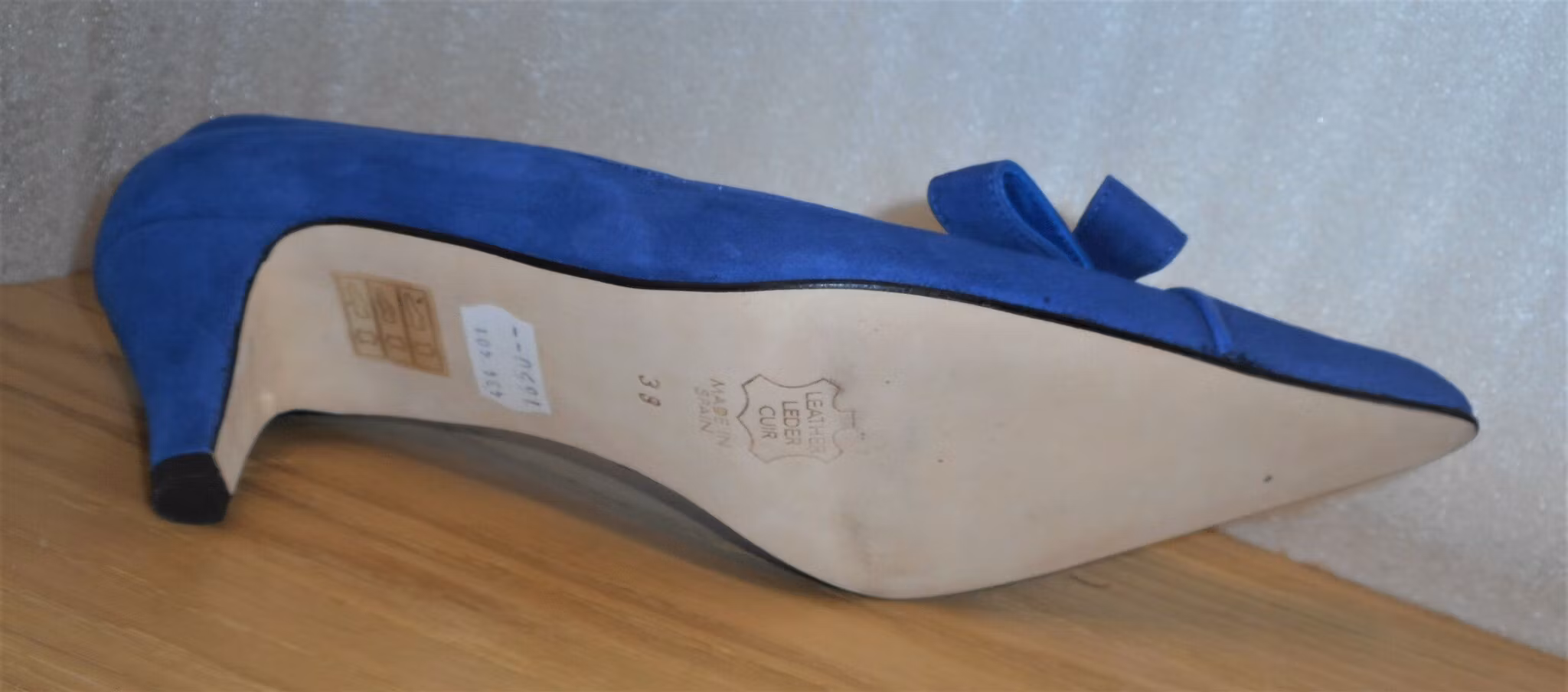 Klarblå mockapumps med rosett - Amante