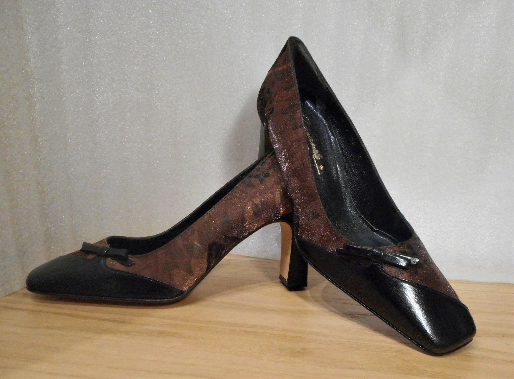 Brun/svart, blommönstrad pumps med svarta detaljer - Amante