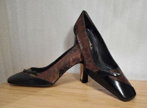 Brun/svart, blommönstrad pumps med svarta detaljer - Amante