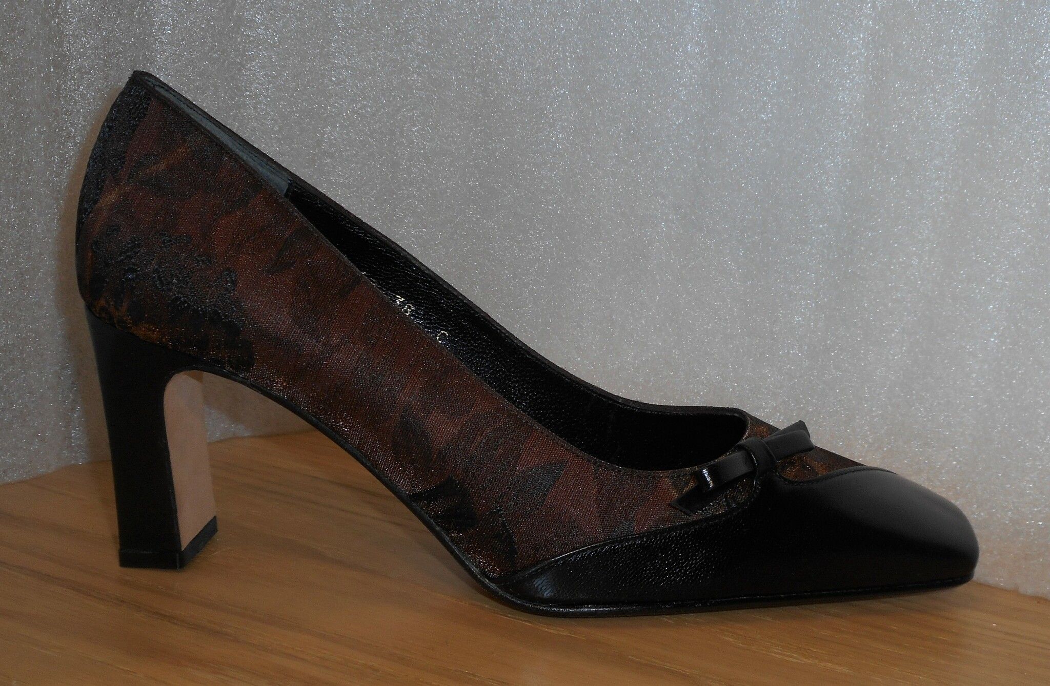 Brun/svart, blommönstrad pumps med svarta detaljer - Amante