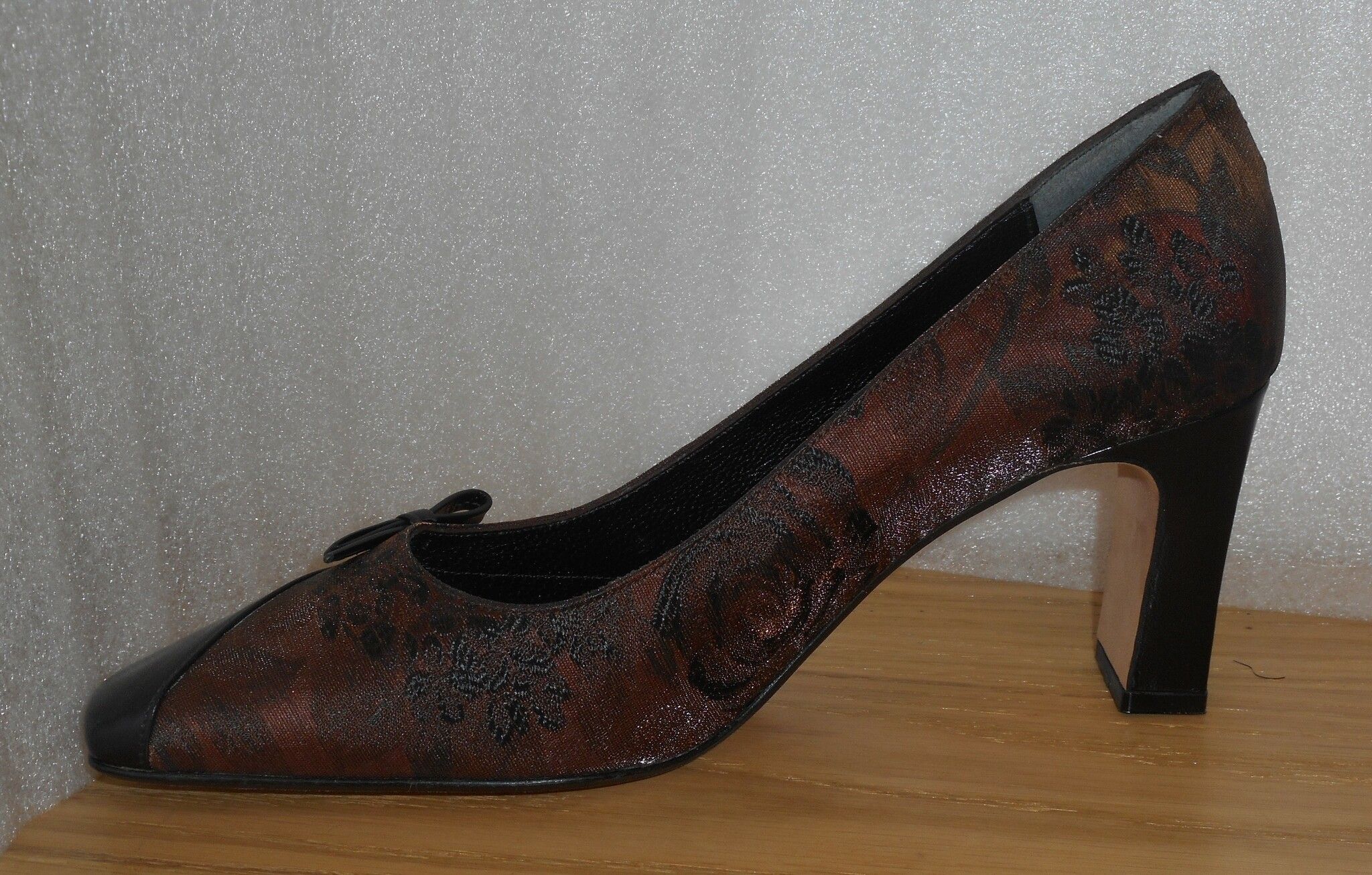 Brun/svart, blommönstrad pumps med svarta detaljer - Amante
