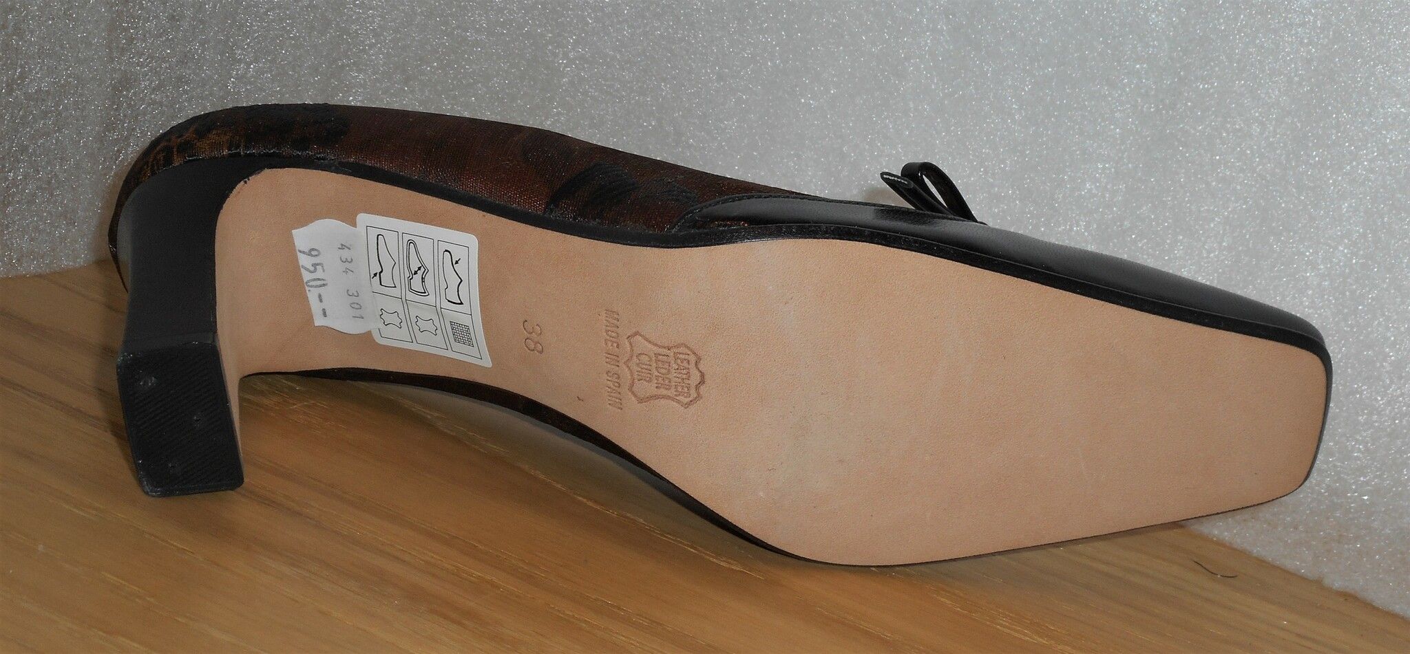 Brun/svart, blommönstrad pumps med svarta detaljer - Amante