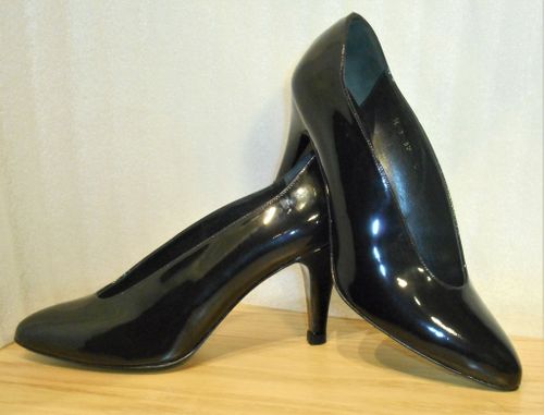 Svart lackpumps från spanska Amante