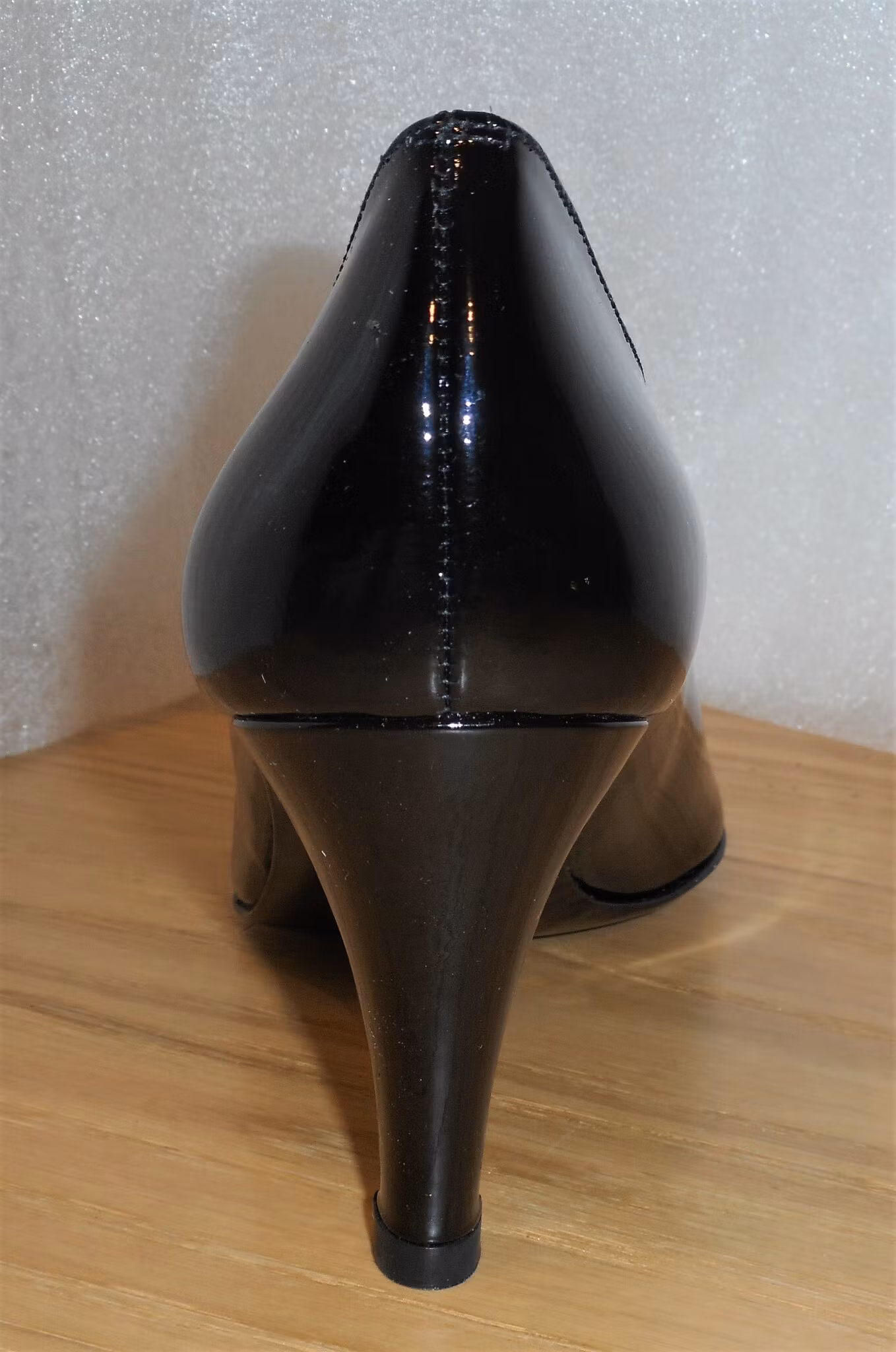 Svart lackpumps från spanska Amante