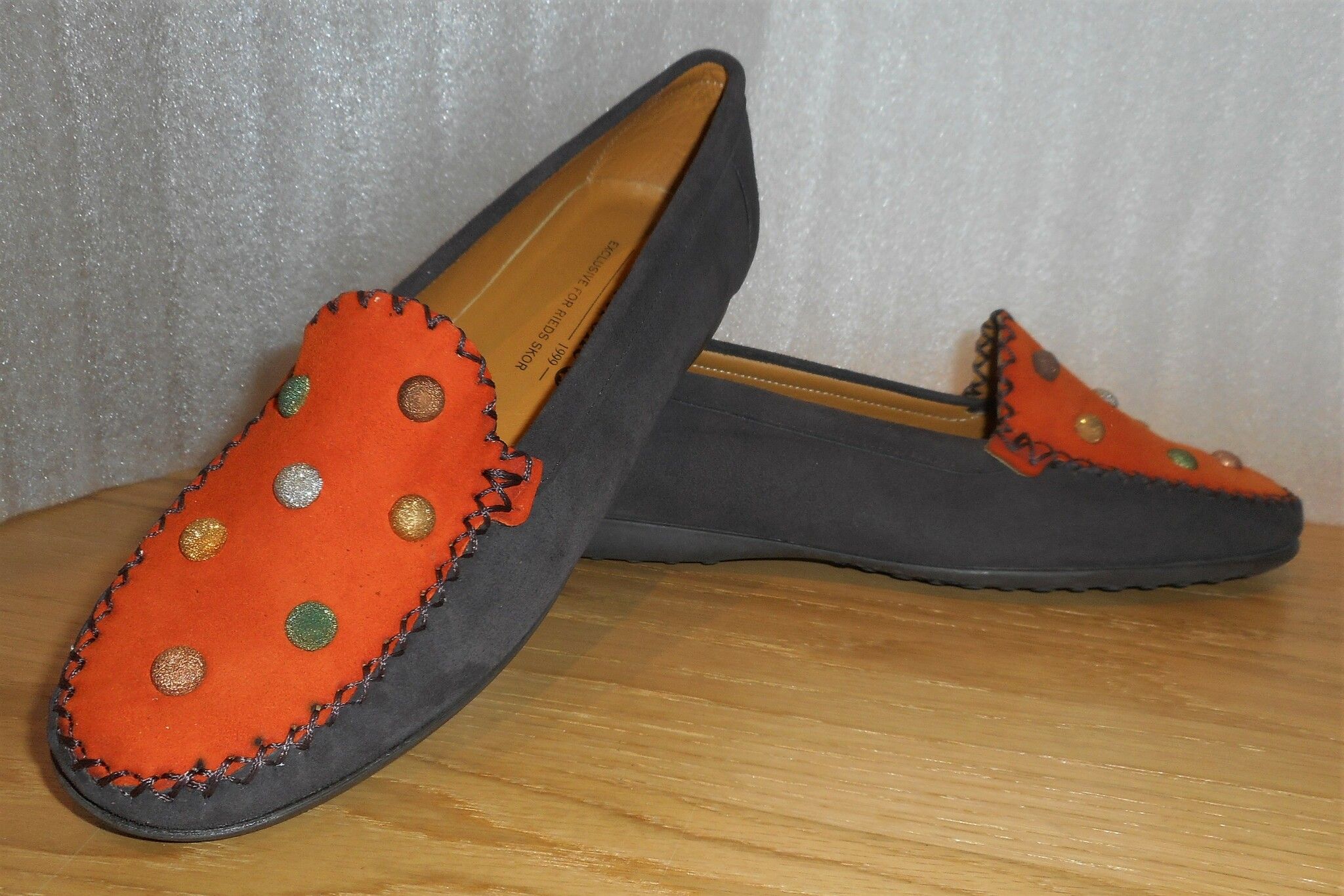 Brun/orange mockasin med glittiga prickar - från Amberone