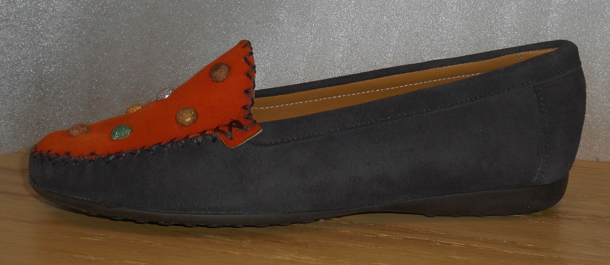 Brun/orange mockasin med glittiga prickar - från Amberone