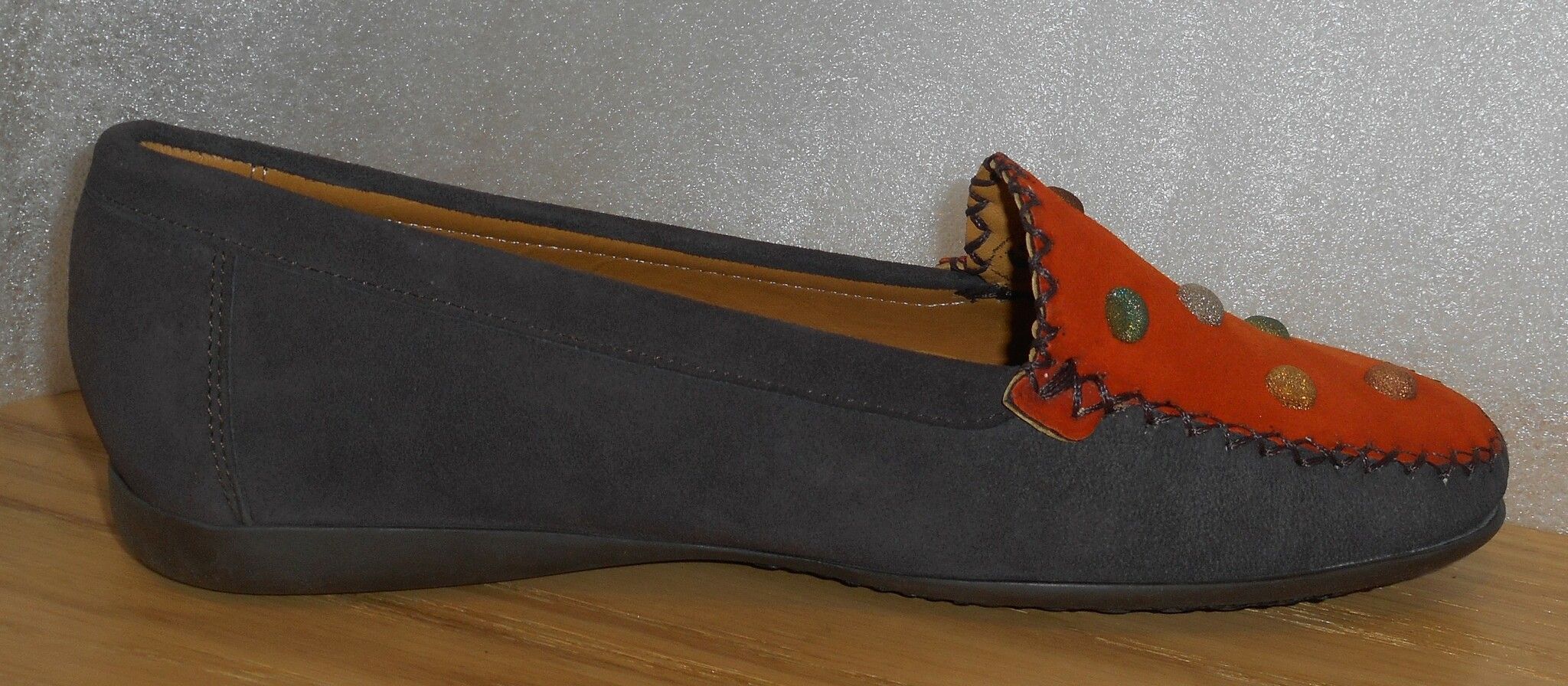 Brun/orange mockasin med glittiga prickar - från Amberone