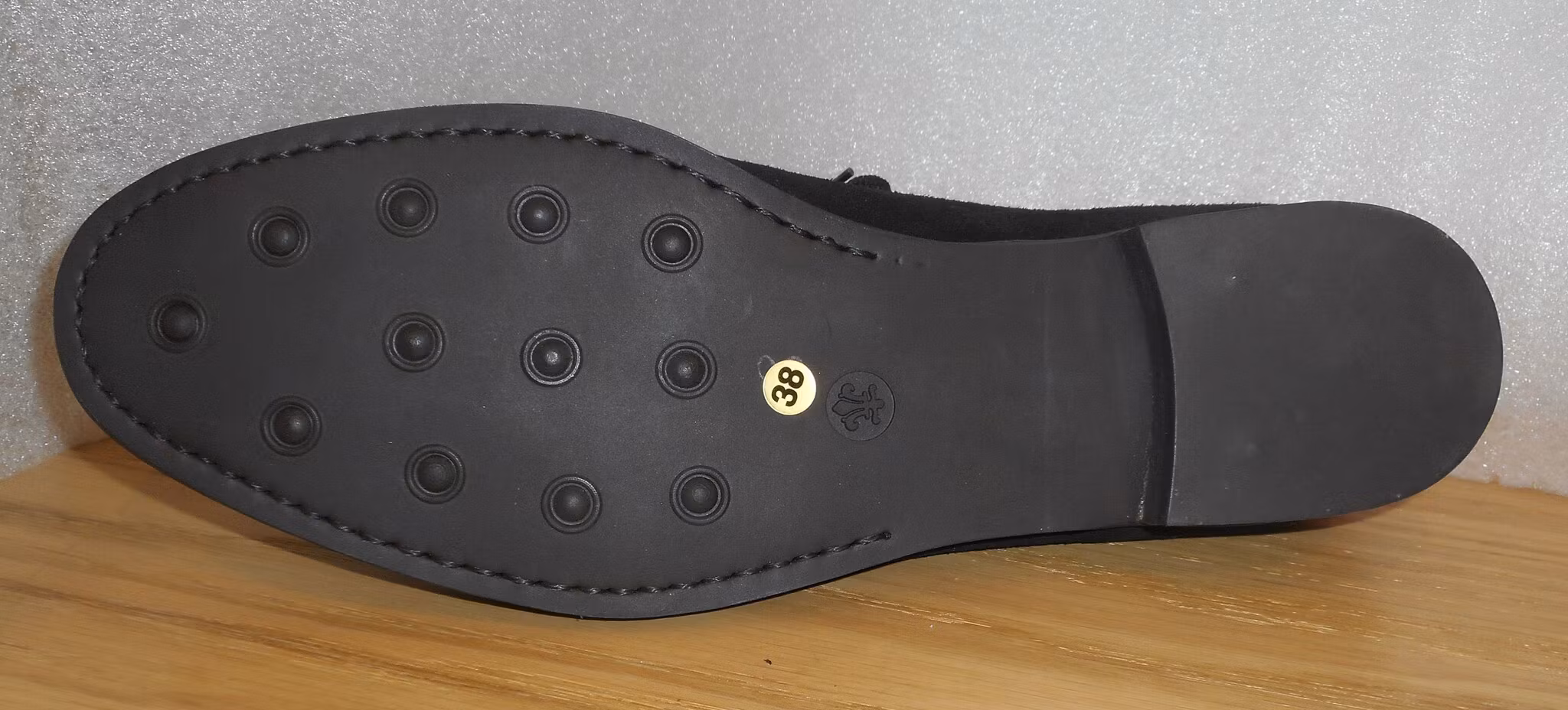 Svart/röd snörsko fabrikat Amberone