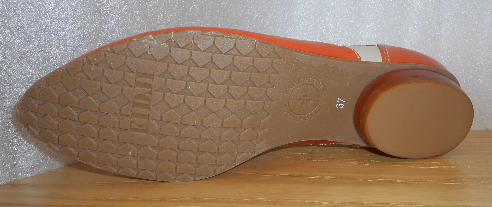Orange/vit snörsko med hålmönster - fabrikat Fidji