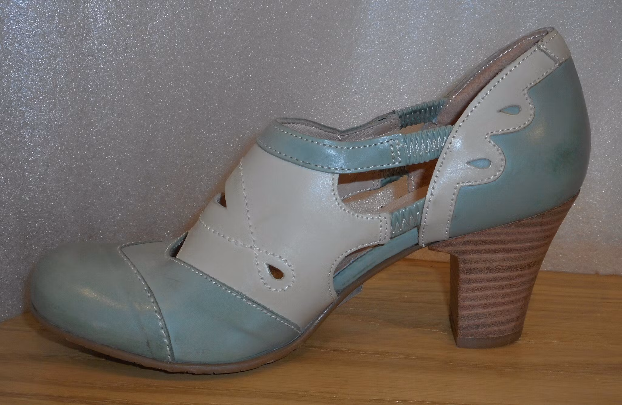 Mintgrön/creme pumps med hålmönster - Fidji
