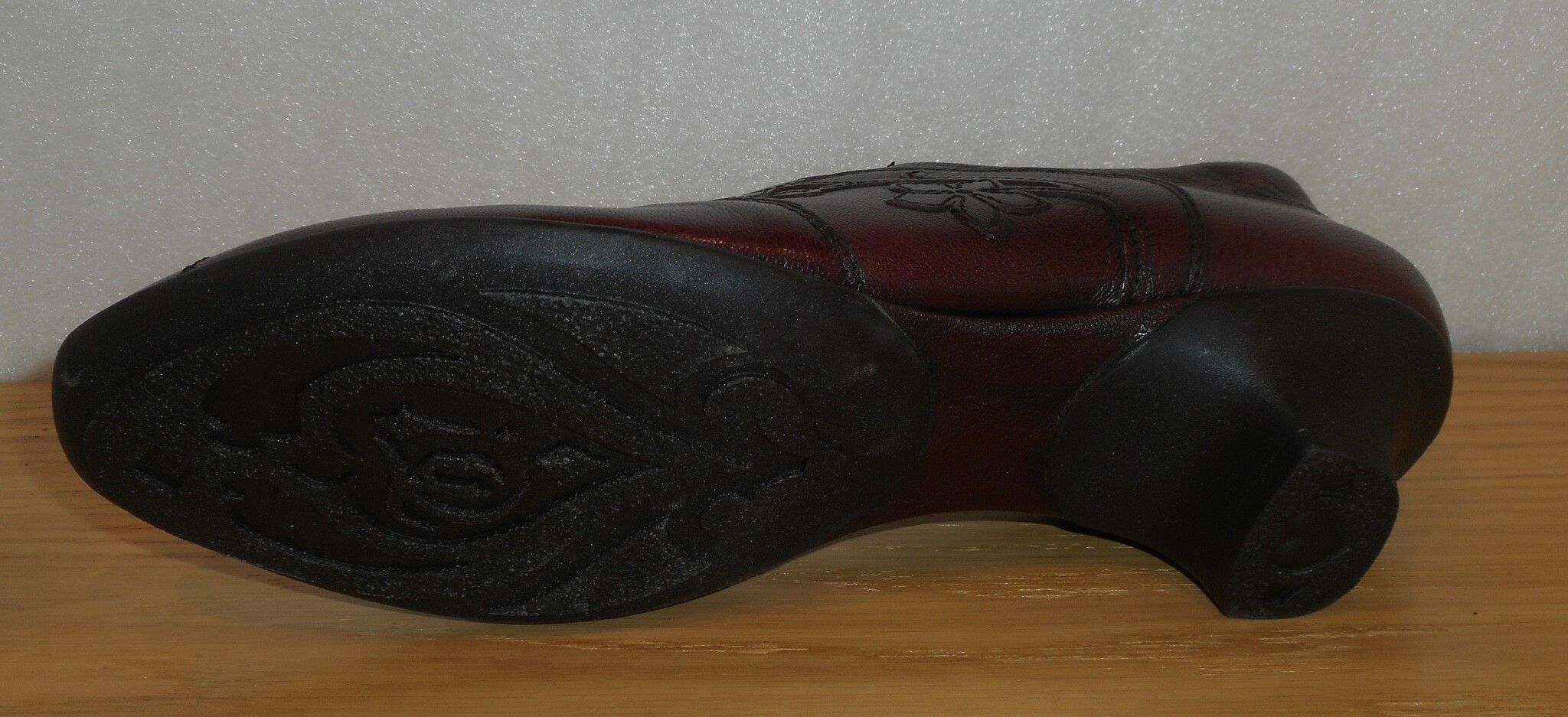 Vinröd loafer på liten klack med diskret blommönster - Think!