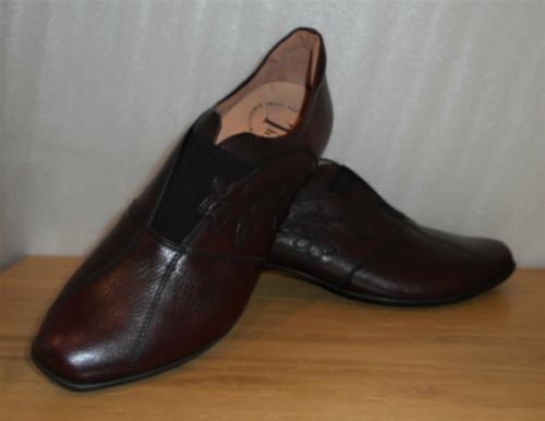 Vinröd loafer på liten klack med diskret blommönster - Think!
